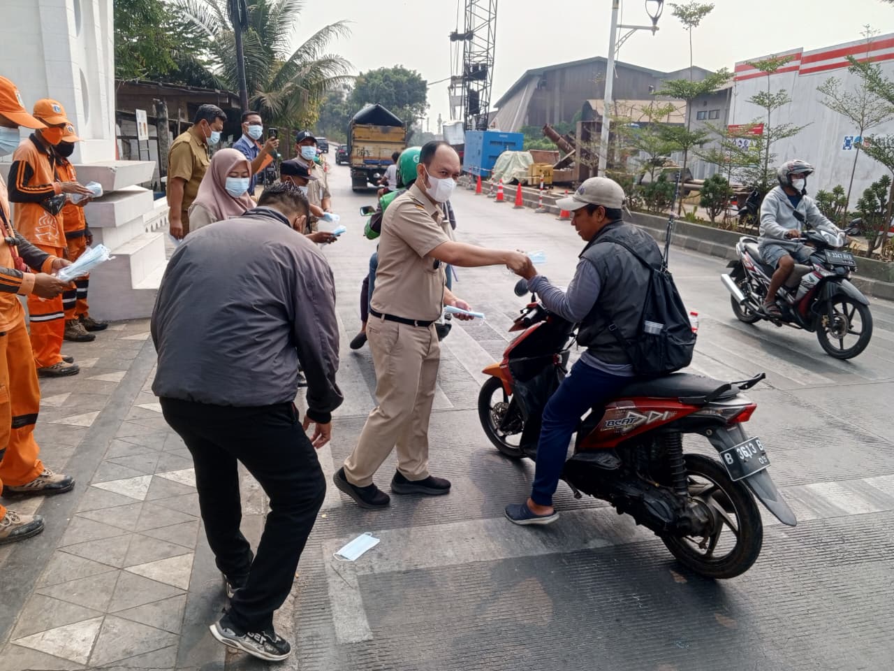 Jaga Lingkungan dan Kesehatan Warga, Kelurahan Kamal Muara Gelar Penyemprotan Fasilitas Umum dan Bagikan Masker 4