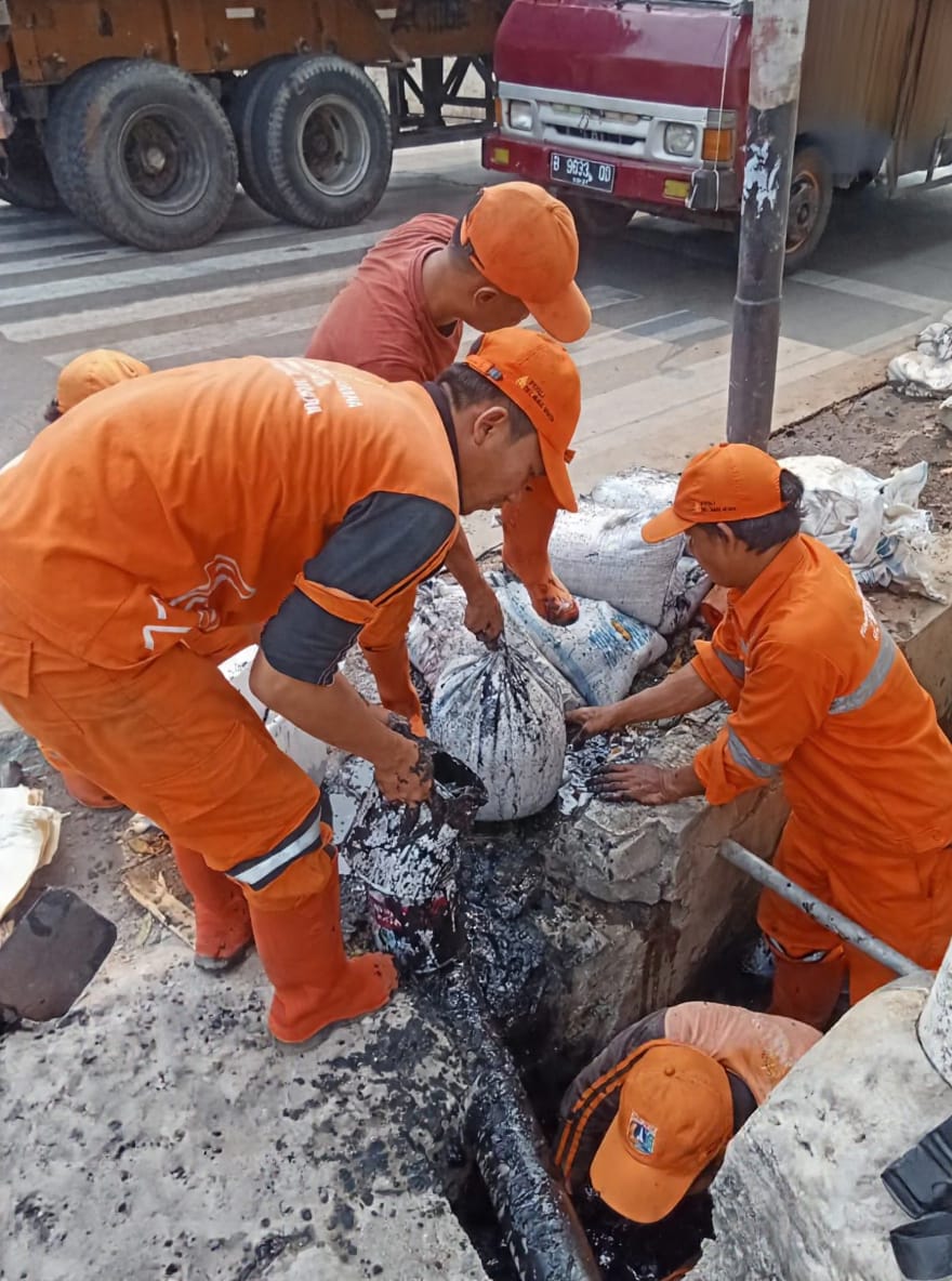 PPSU Kamal Muara Keruk Lumpur Saluran Air, Perkuat Upaya Cegah Genangan di RW 02 5