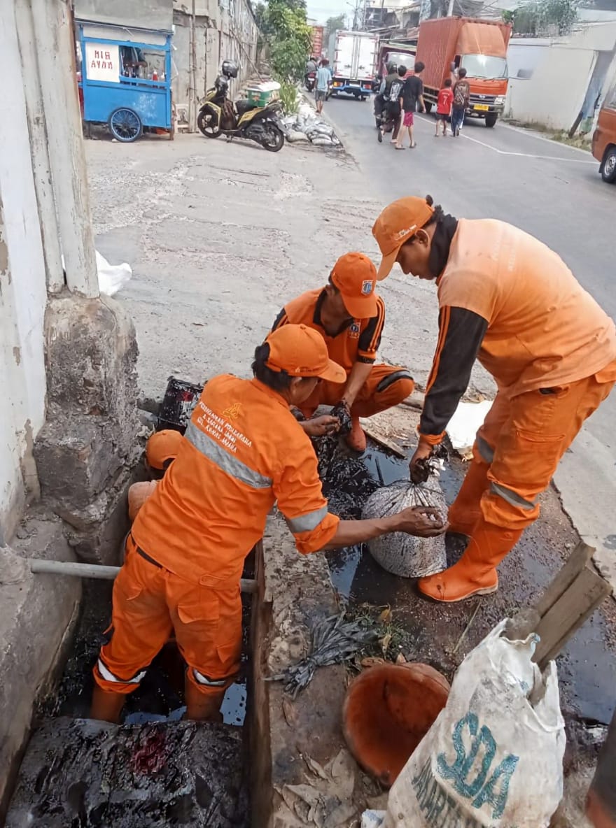 PPSU Kamal Muara Keruk Lumpur Saluran Air, Perkuat Upaya Cegah Genangan di RW 02 1