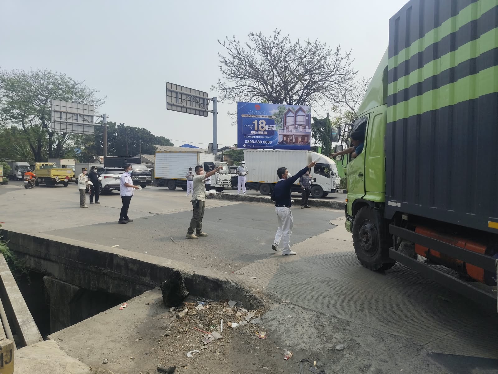 Kamal Muara Bersinergi Bagikan Masker kepada Pengguna Jalan di Jalan Auto Ring Road 1