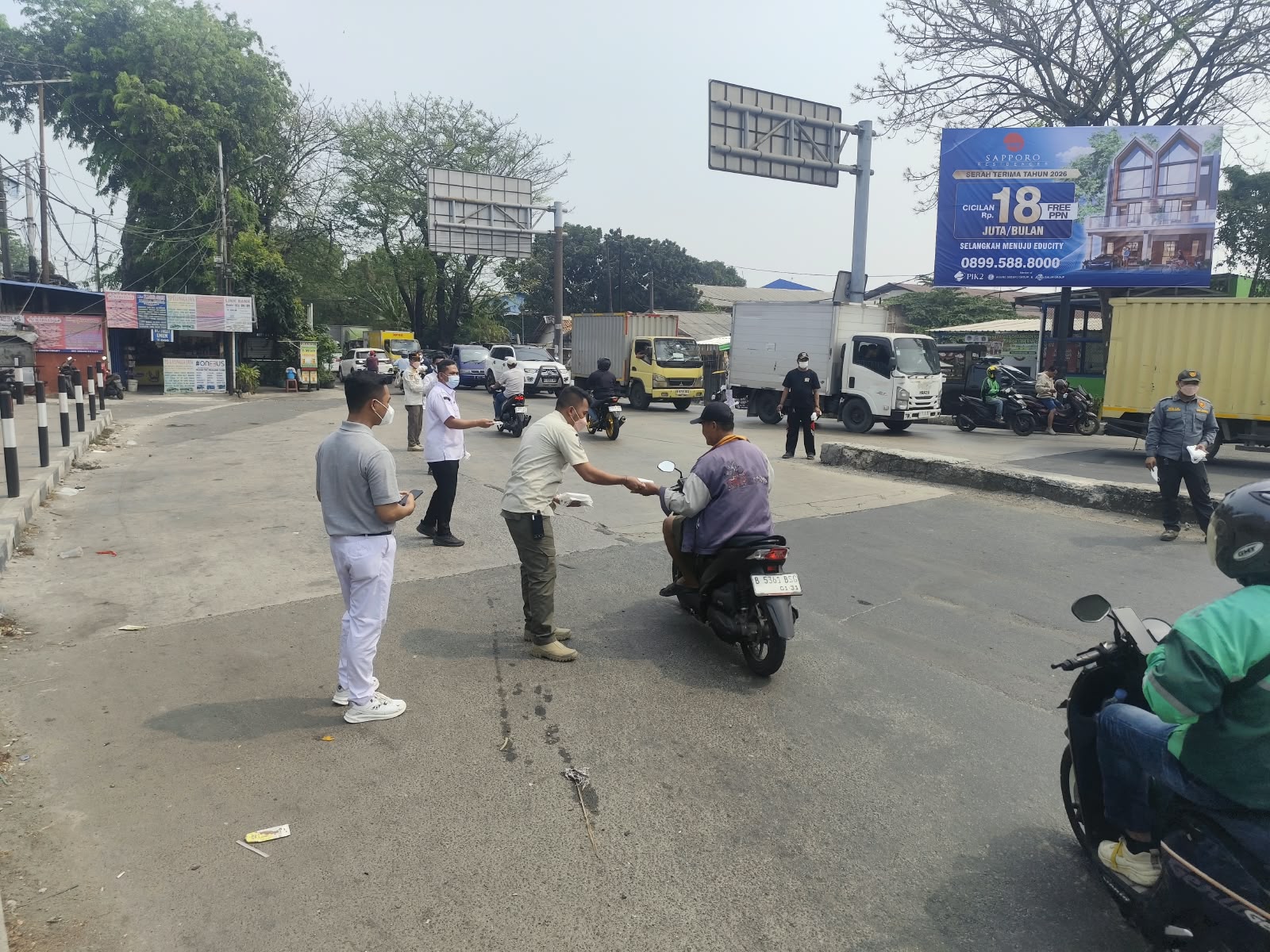 Kamal Muara Bersinergi Bagikan Masker kepada Pengguna Jalan di Jalan Auto Ring Road 5