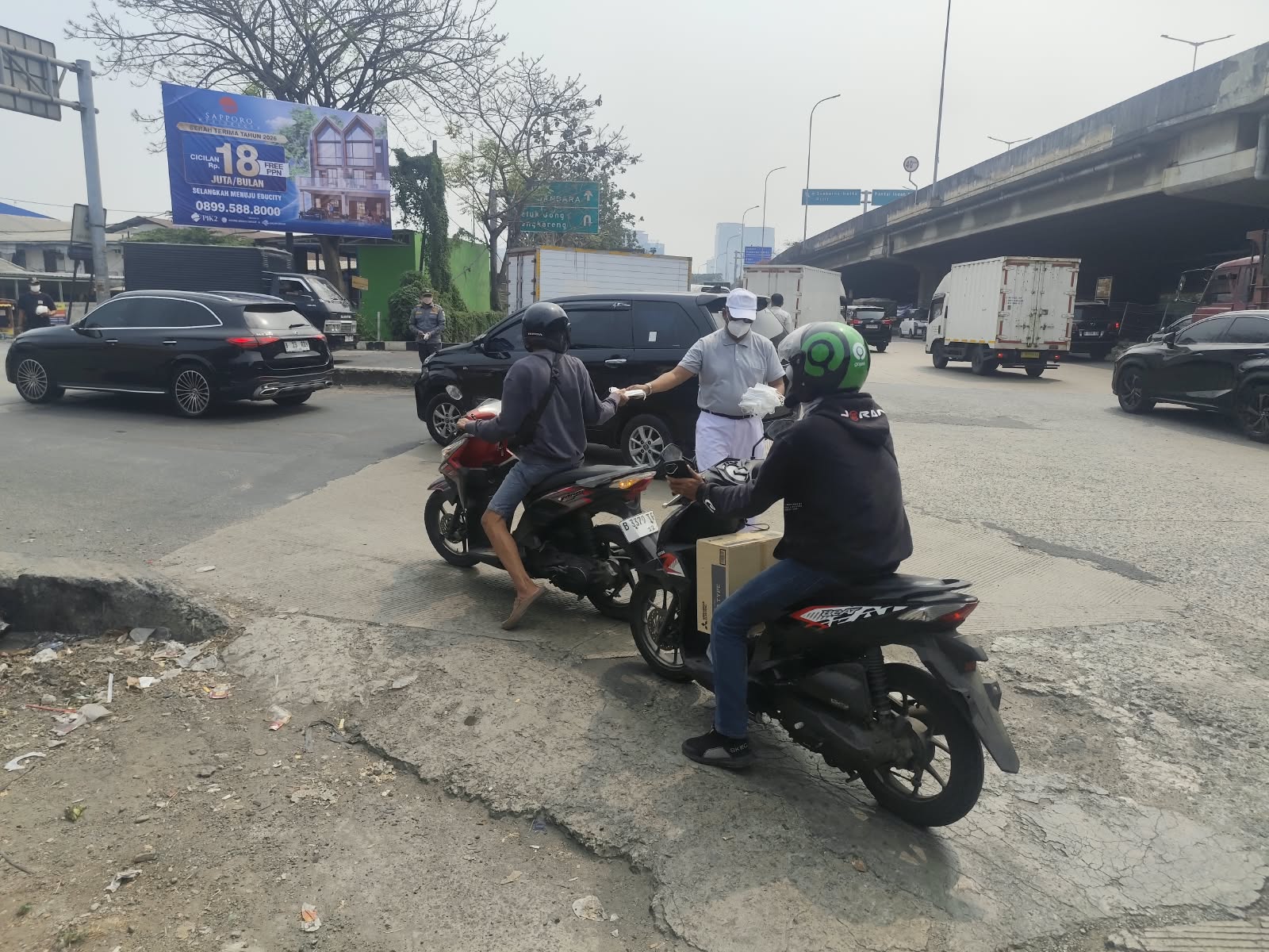 Kamal Muara Bersinergi Bagikan Masker kepada Pengguna Jalan di Jalan Auto Ring Road 2