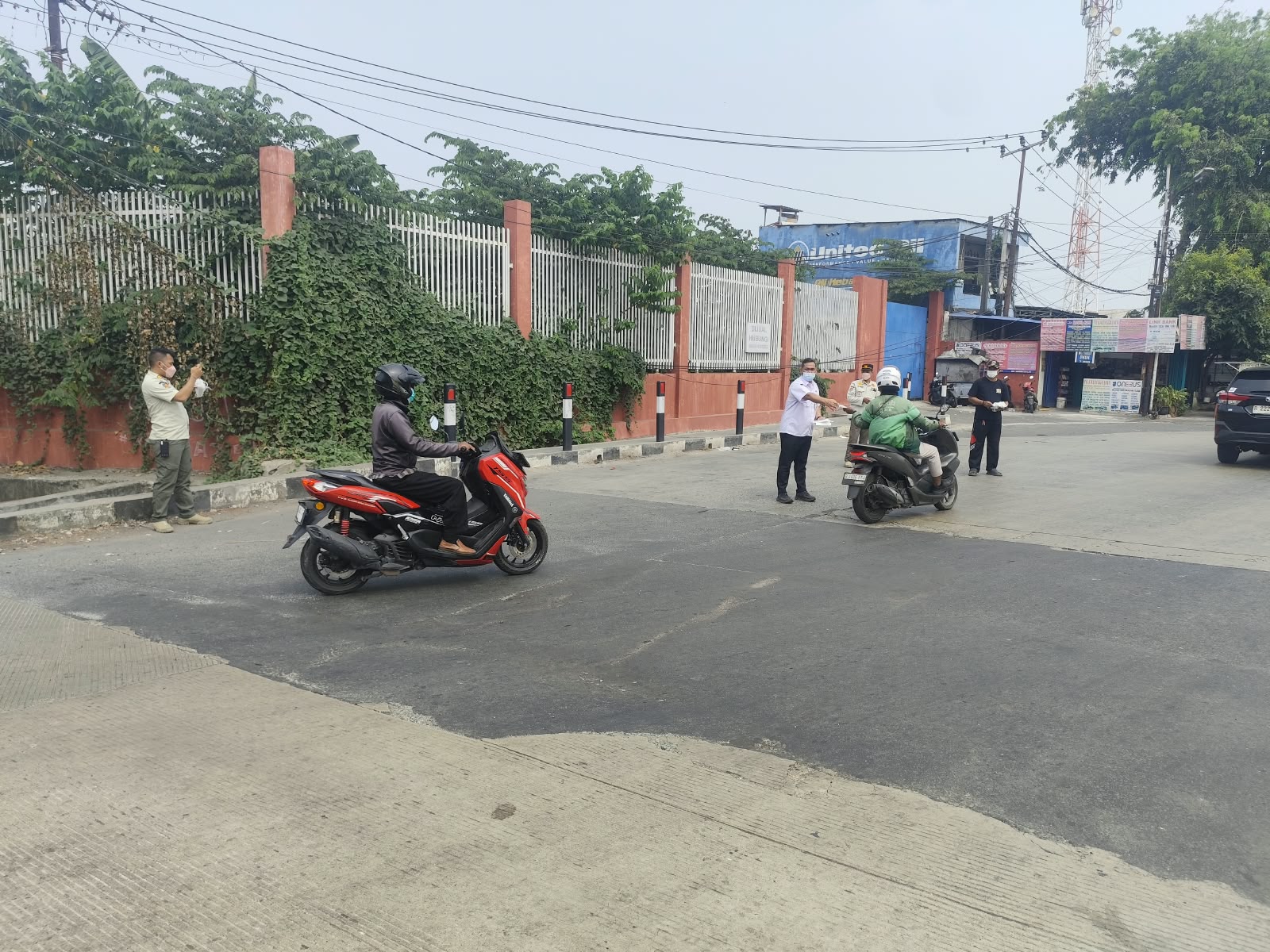 Kamal Muara Bersinergi Bagikan Masker kepada Pengguna Jalan di Jalan Auto Ring Road 4