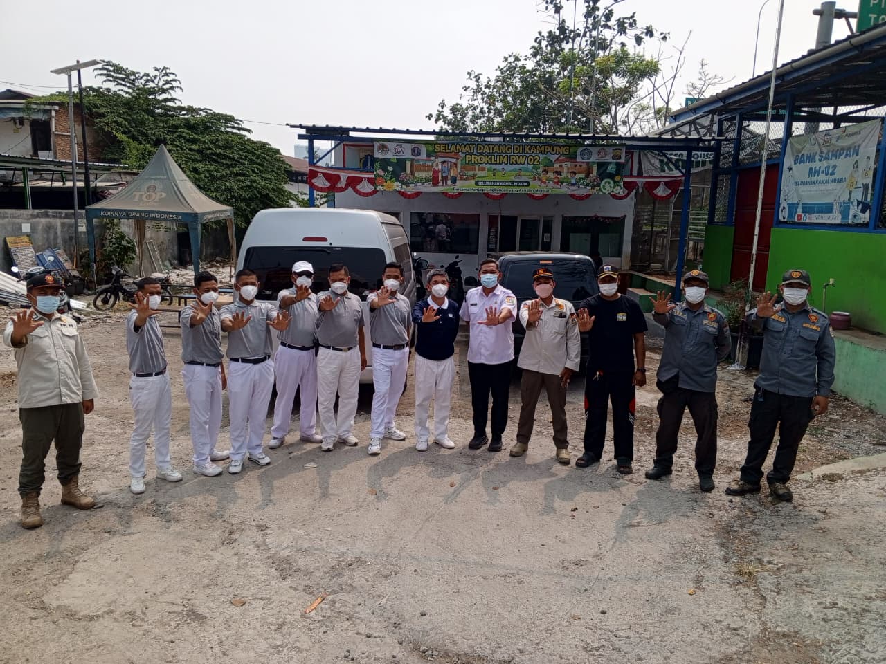 Kamal Muara Bersinergi Bagikan Masker kepada Pengguna Jalan di Jalan Auto Ring Road 3