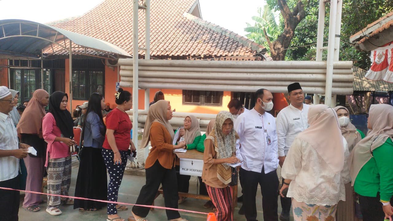Lurah Kamal Muara Monitoring Penggesekan ATM Pangan Murah Bersubsidi di RPTRA Kamal Bahari 1