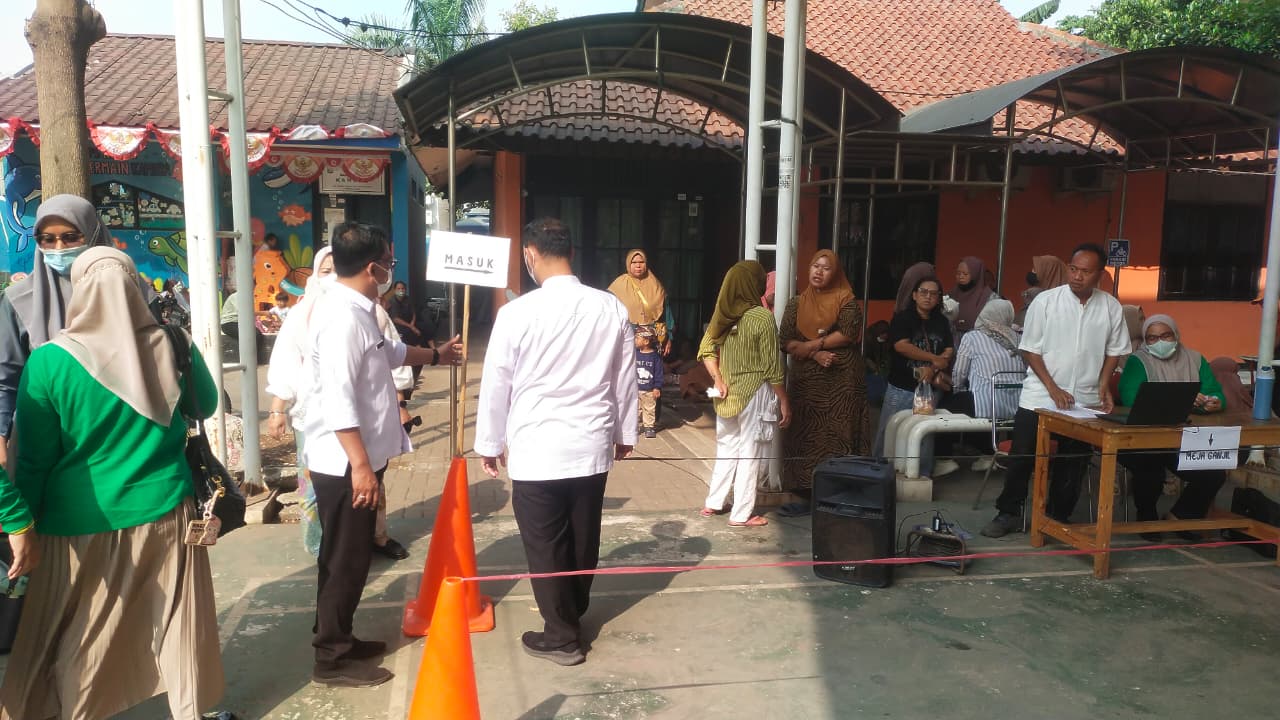 Lurah Kamal Muara Monitoring Penggesekan ATM Pangan Murah Bersubsidi di RPTRA Kamal Bahari 2
