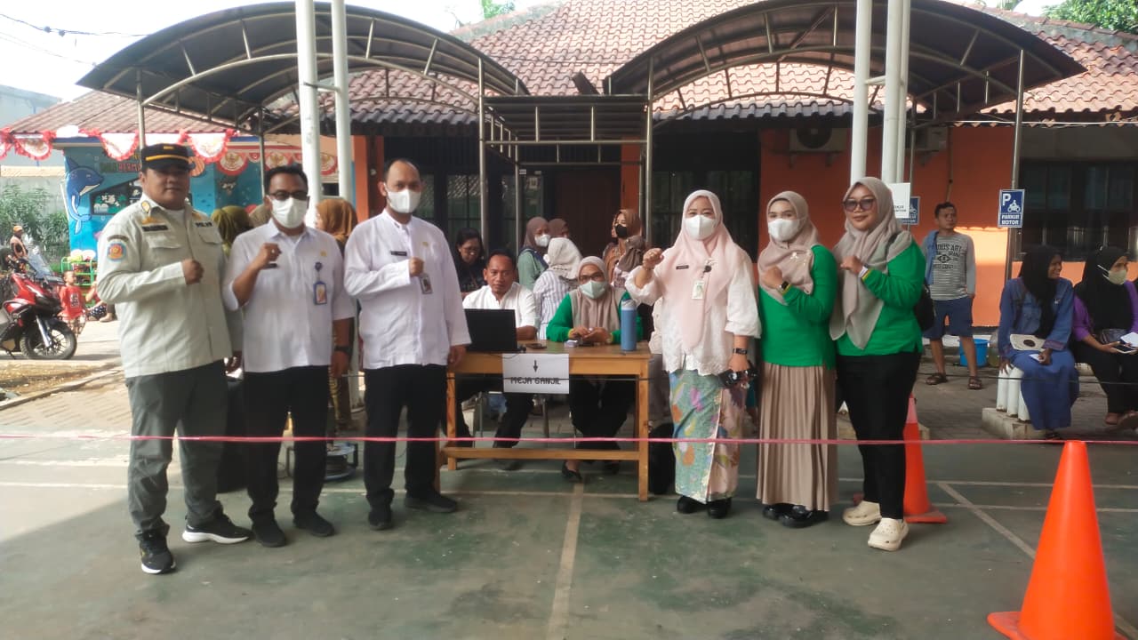 Lurah Kamal Muara Monitoring Penggesekan ATM Pangan Murah Bersubsidi di RPTRA Kamal Bahari 4