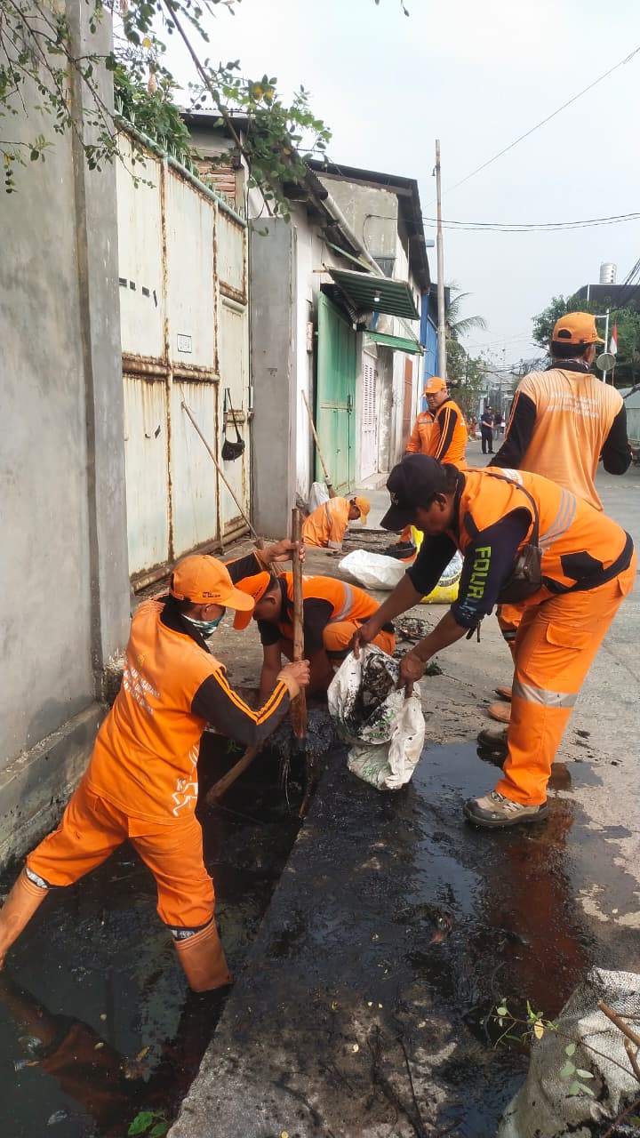 Awali Minggu dengan Apel dan Kerja Bakti, Kelurahan Kamal Muara Perkuat Gotong Royong di RW 03 2