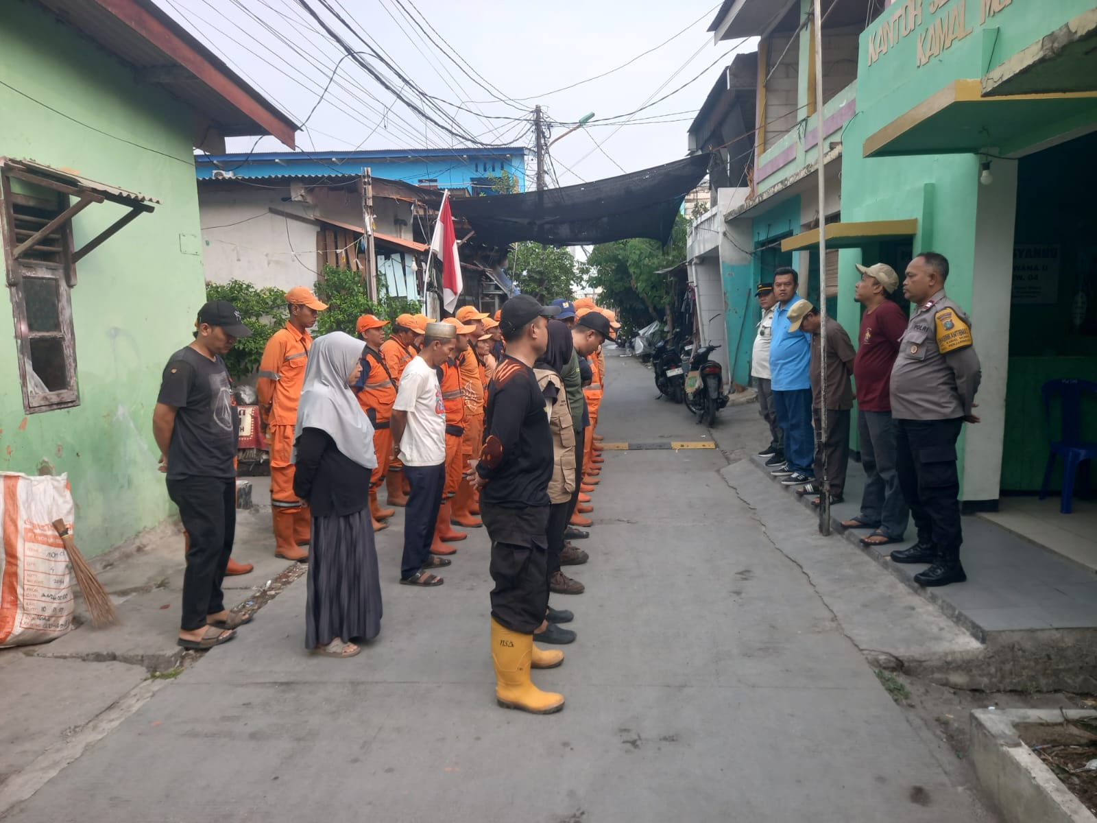 Kerja Bakti di RW 04 Kamal Muara Perkuat Kolaborasi Warga dan Unsur Wilayah Jaga Lingkungan 2