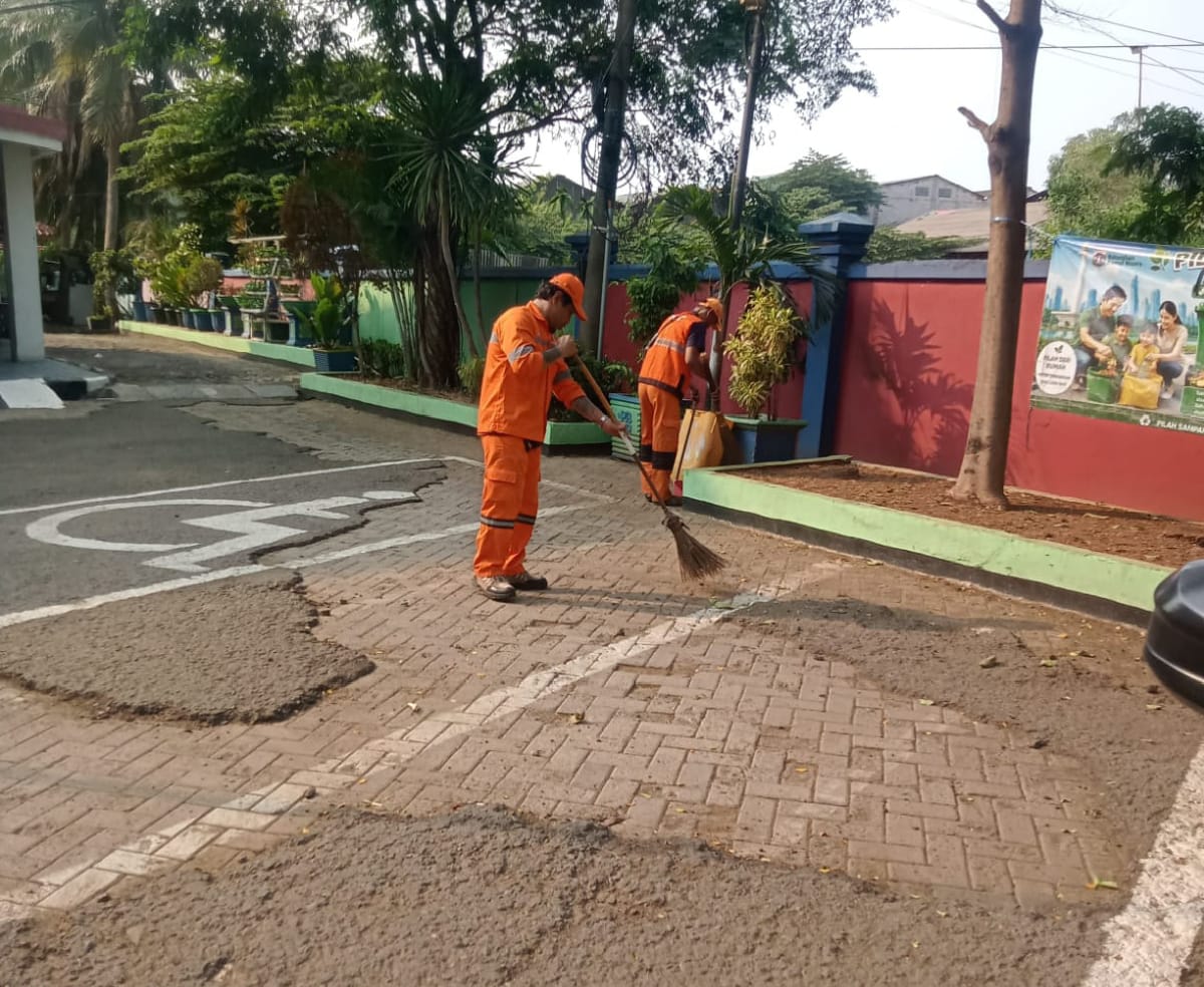 PPSU Zona 7 Bersihkan Lingkungan Kantor Kelurahan, Wujudkan Area Pelayanan yang Bersih dan Nyaman 5