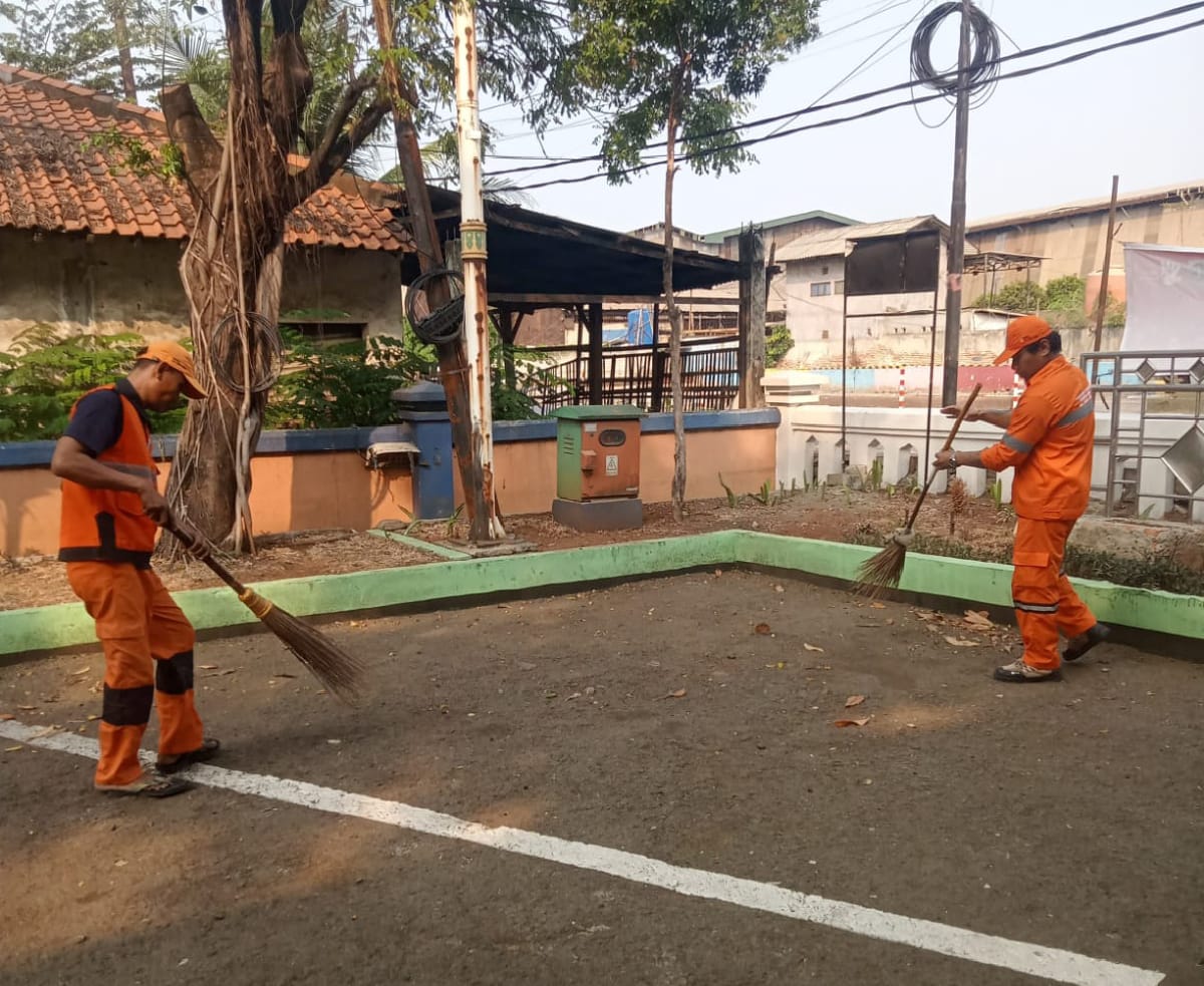 PPSU Zona 7 Bersihkan Lingkungan Kantor Kelurahan, Wujudkan Area Pelayanan yang Bersih dan Nyaman 3