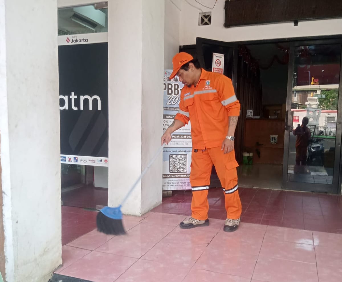 PPSU Zona 7 Bersihkan Lingkungan Kantor Kelurahan, Wujudkan Area Pelayanan yang Bersih dan Nyaman 4
