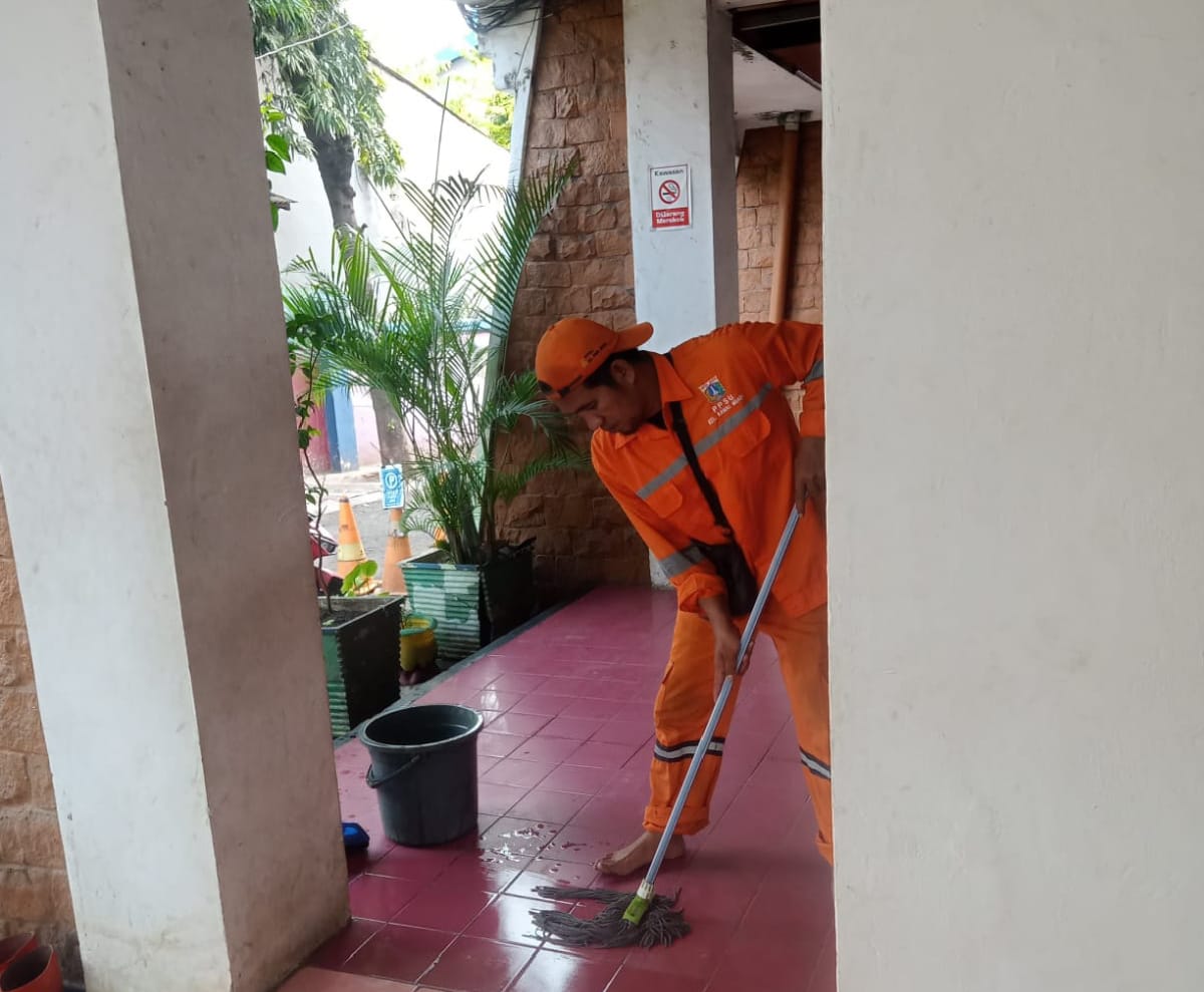 PPSU Zona 7 Bersihkan Lingkungan Kantor Kelurahan, Wujudkan Area Pelayanan yang Bersih dan Nyaman 1
