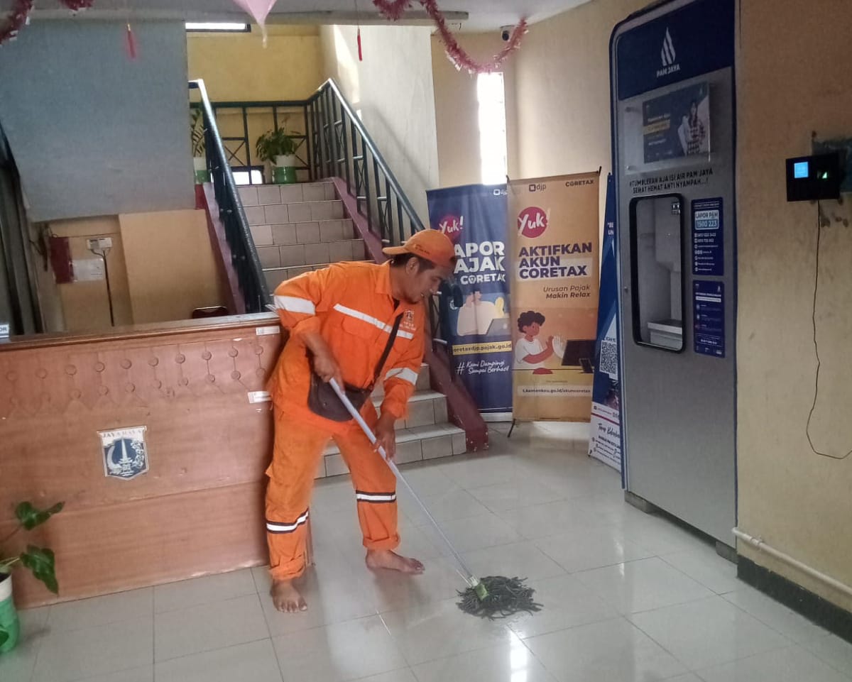 PPSU Zona 7 Bersihkan Lingkungan Kantor Kelurahan, Wujudkan Area Pelayanan yang Bersih dan Nyaman 2