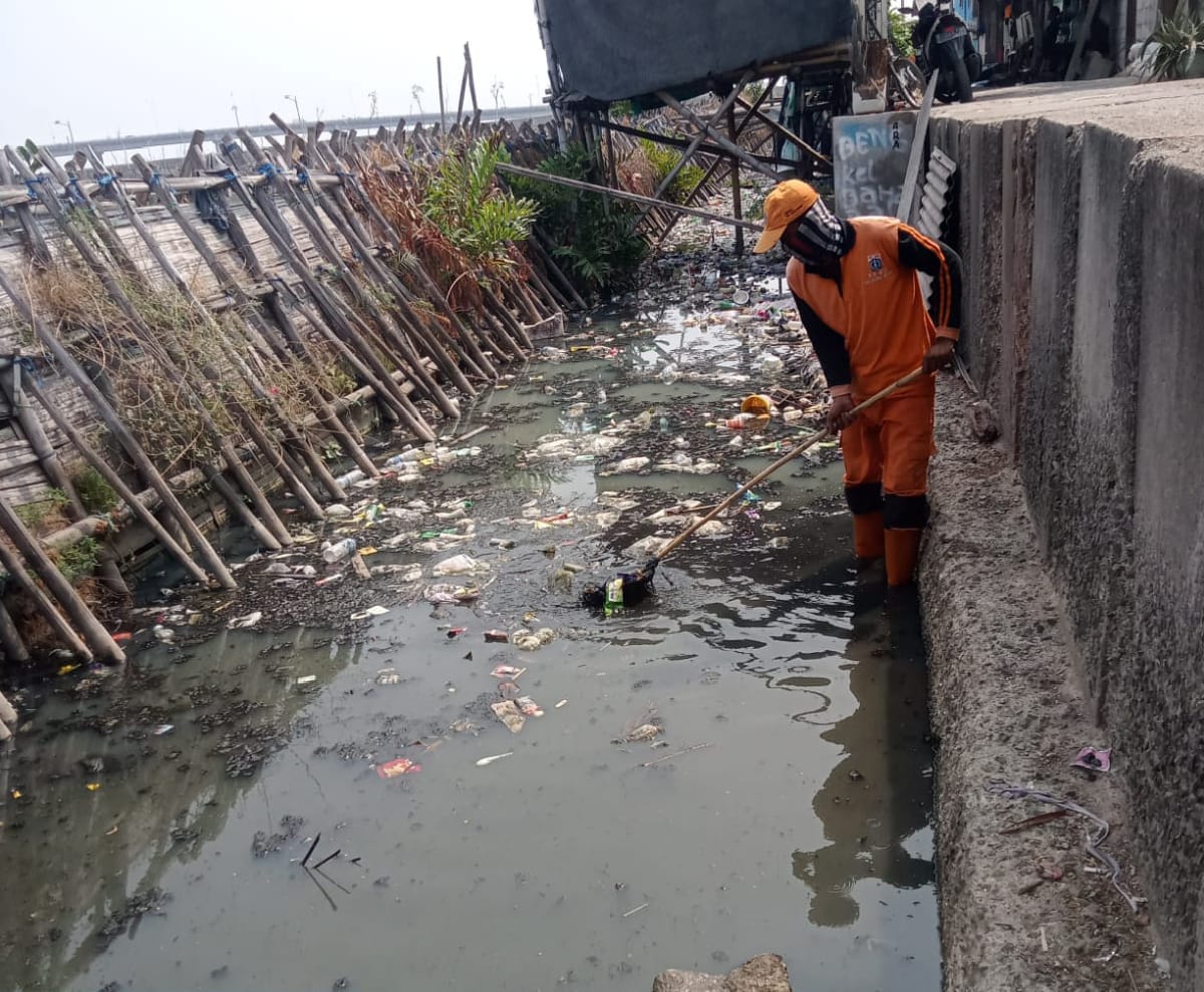 PPSU Kamal Muara dan UPS Badan Air Bersinergi Bersihkan Saluran Air di Kampung Nelayan 1
