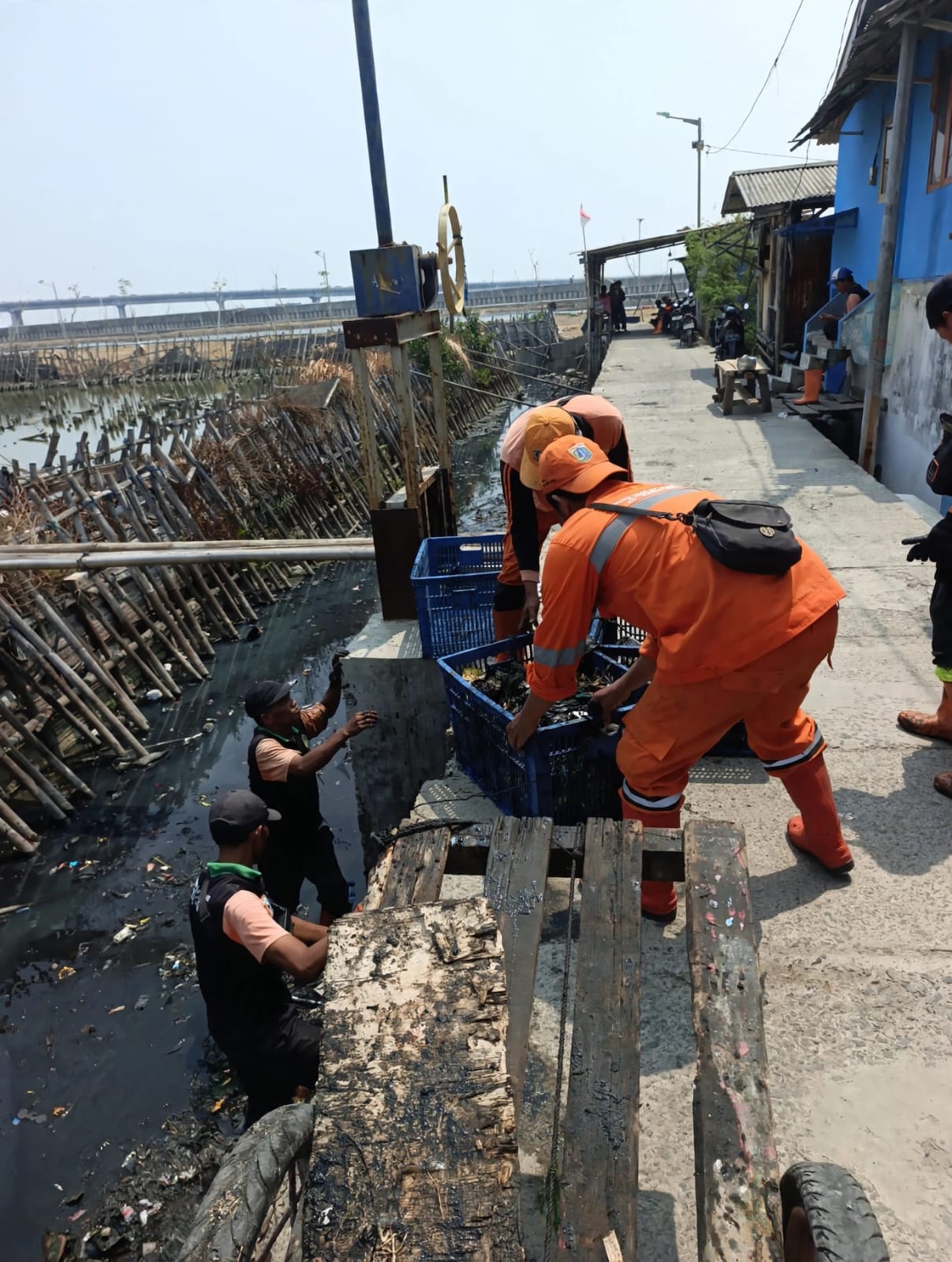 PPSU Kamal Muara dan UPS Badan Air Bersinergi Bersihkan Saluran Air di Kampung Nelayan 5