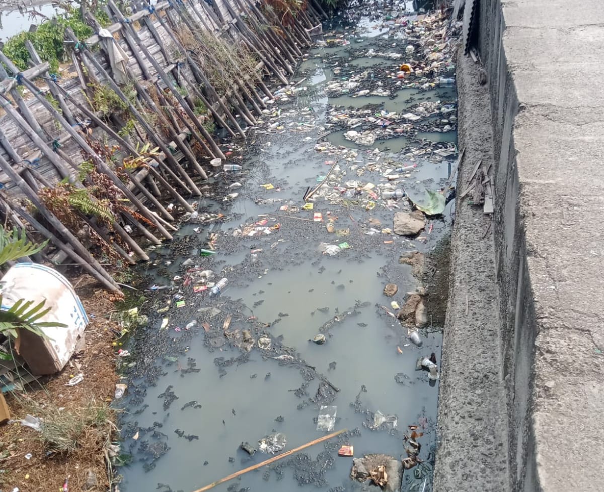 PPSU Kamal Muara dan UPS Badan Air Bersinergi Bersihkan Saluran Air di Kampung Nelayan 4