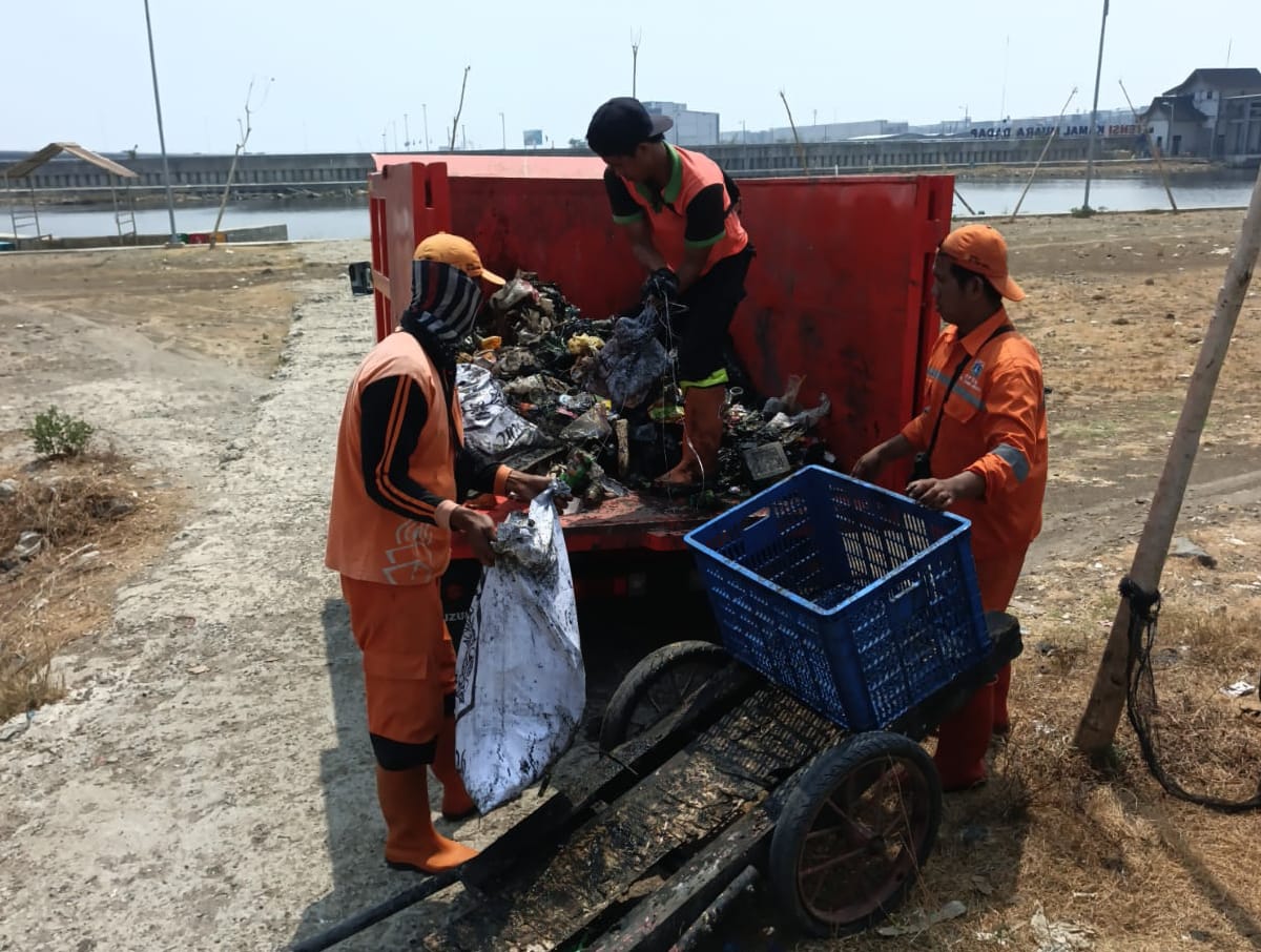 PPSU Kamal Muara dan UPS Badan Air Bersinergi Bersihkan Saluran Air di Kampung Nelayan 2
