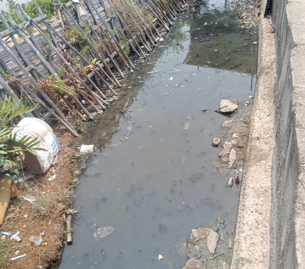 PPSU Kamal Muara dan UPS Badan Air Bersinergi Bersihkan Saluran Air di Kampung Nelayan 3