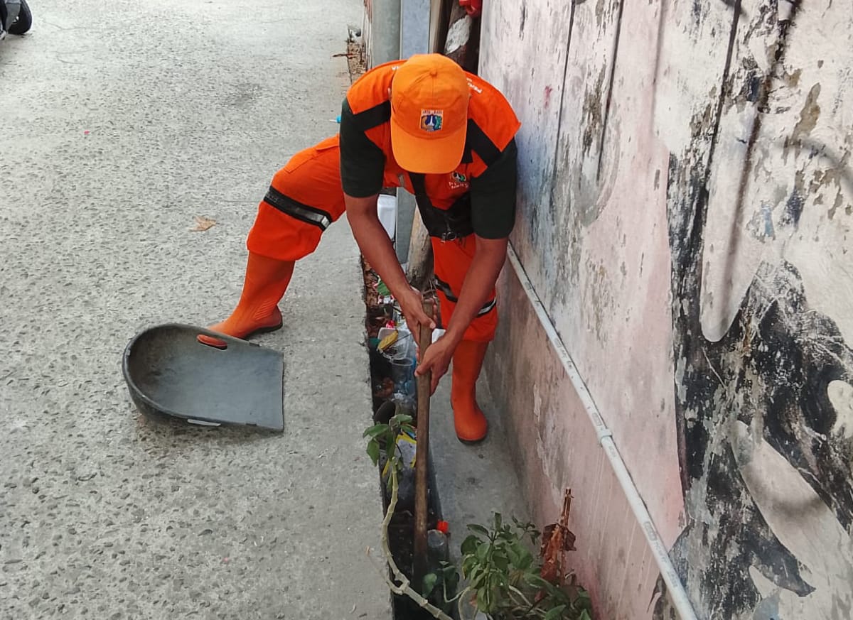 Gotong Royong Warga RT 01 RW 01 Kamal Muara Perkuat Kepedulian terhadap Kebersihan Lingkungan 3