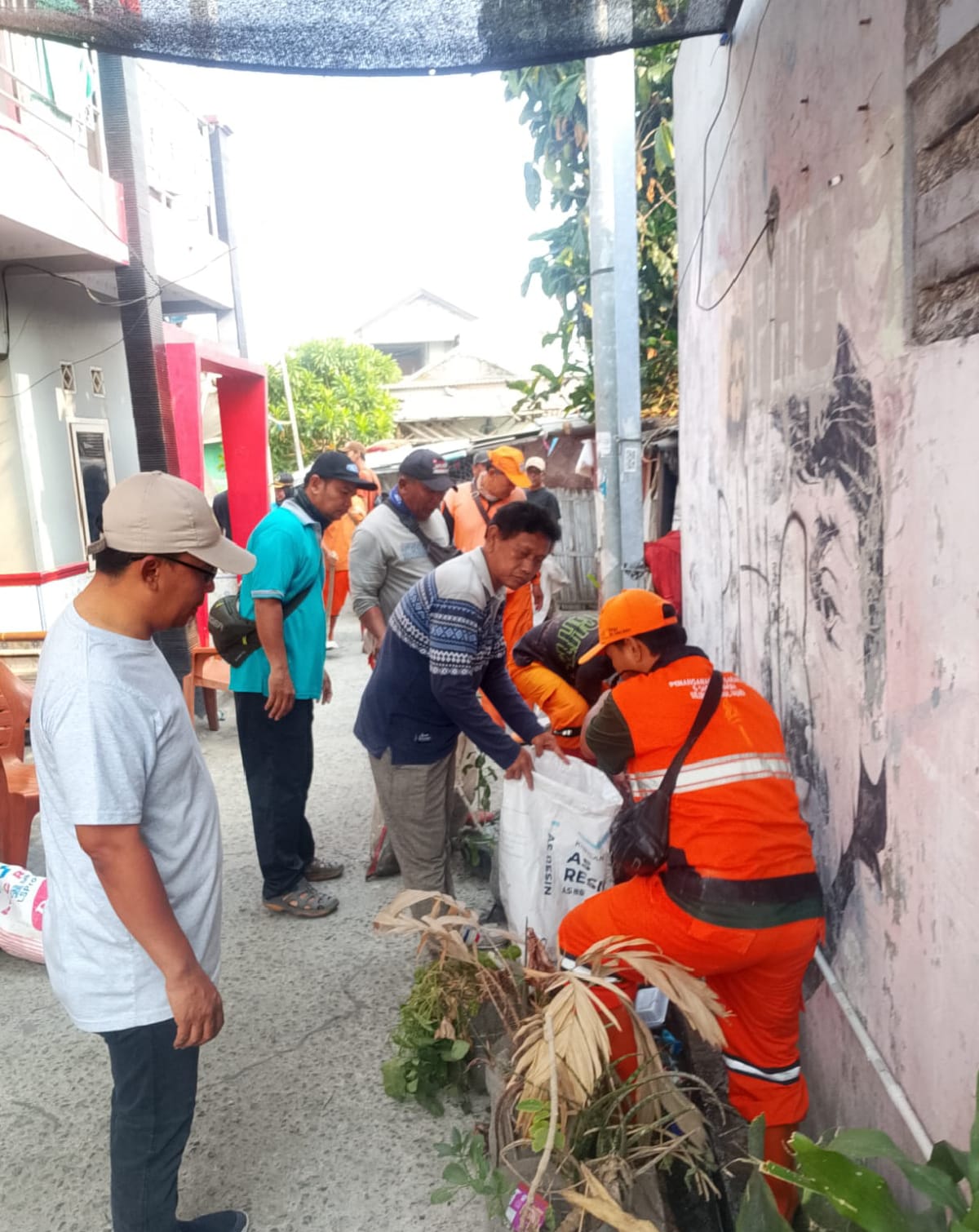 Gotong Royong Warga RT 01 RW 01 Kamal Muara Perkuat Kepedulian terhadap Kebersihan Lingkungan 4