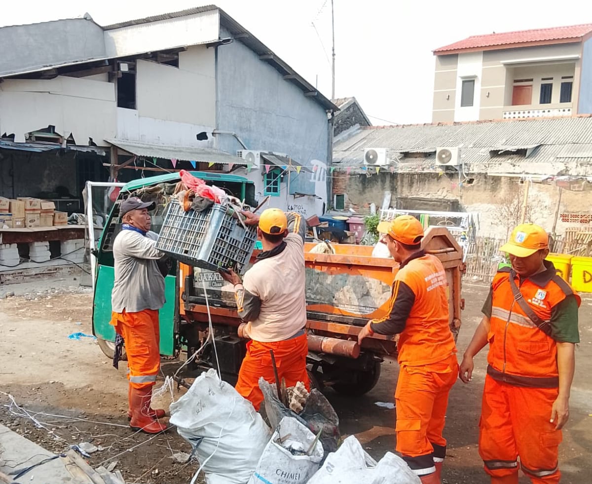 Gotong Royong Warga RT 01 RW 01 Kamal Muara Perkuat Kepedulian terhadap Kebersihan Lingkungan 2