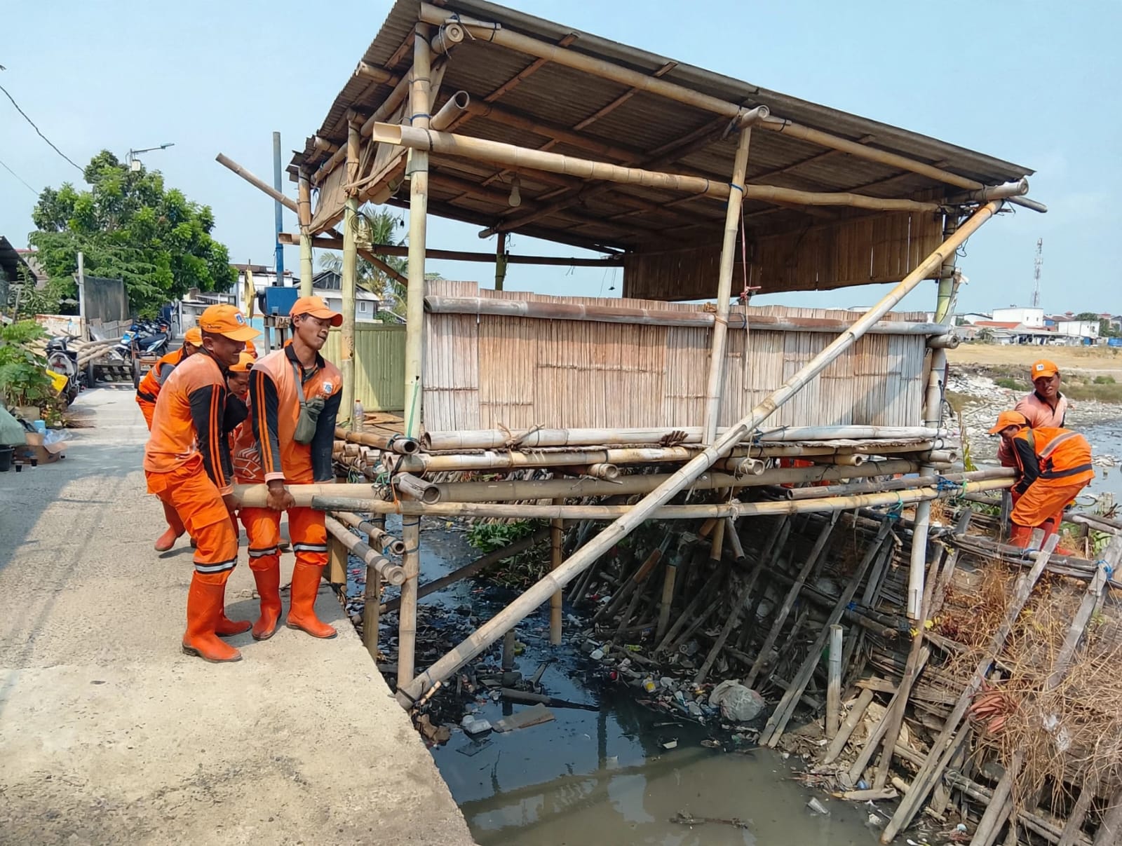 Kamal Muara Normalisasi Kali Perbatasan melalui Pembongkaran Bangunan dan Pengangkutan Lumpur 3