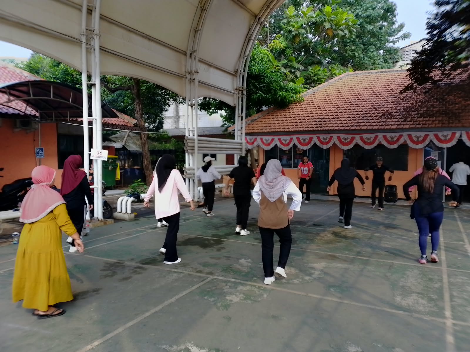 Jaga Kebugaran dan Semangat Kerja, Kelurahan Kamal Muara Gelar Senam Kesegaran Jasmani 2