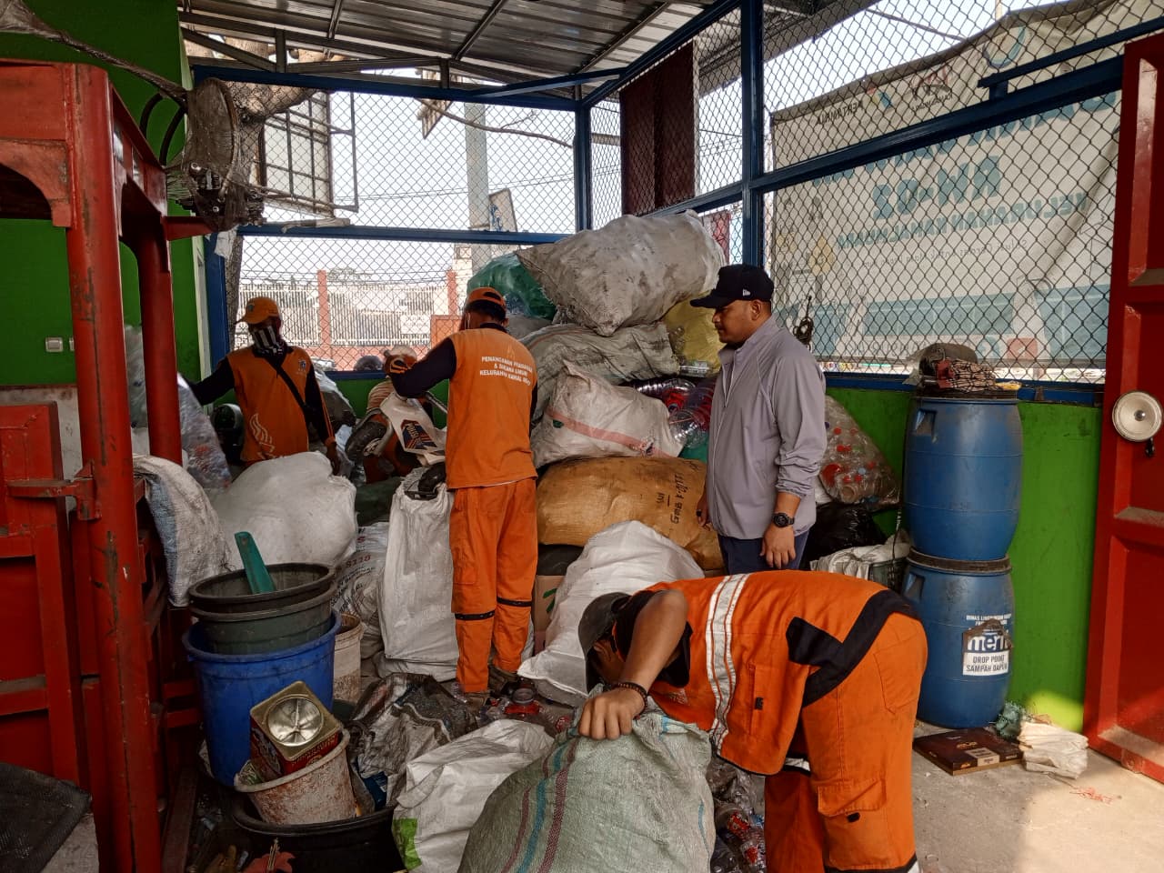 Gotong Royong Warga RW 02 Kamal Muara Perkuat Kepedulian Lingkungan, Kerja Bakti Digelar Bersama 3