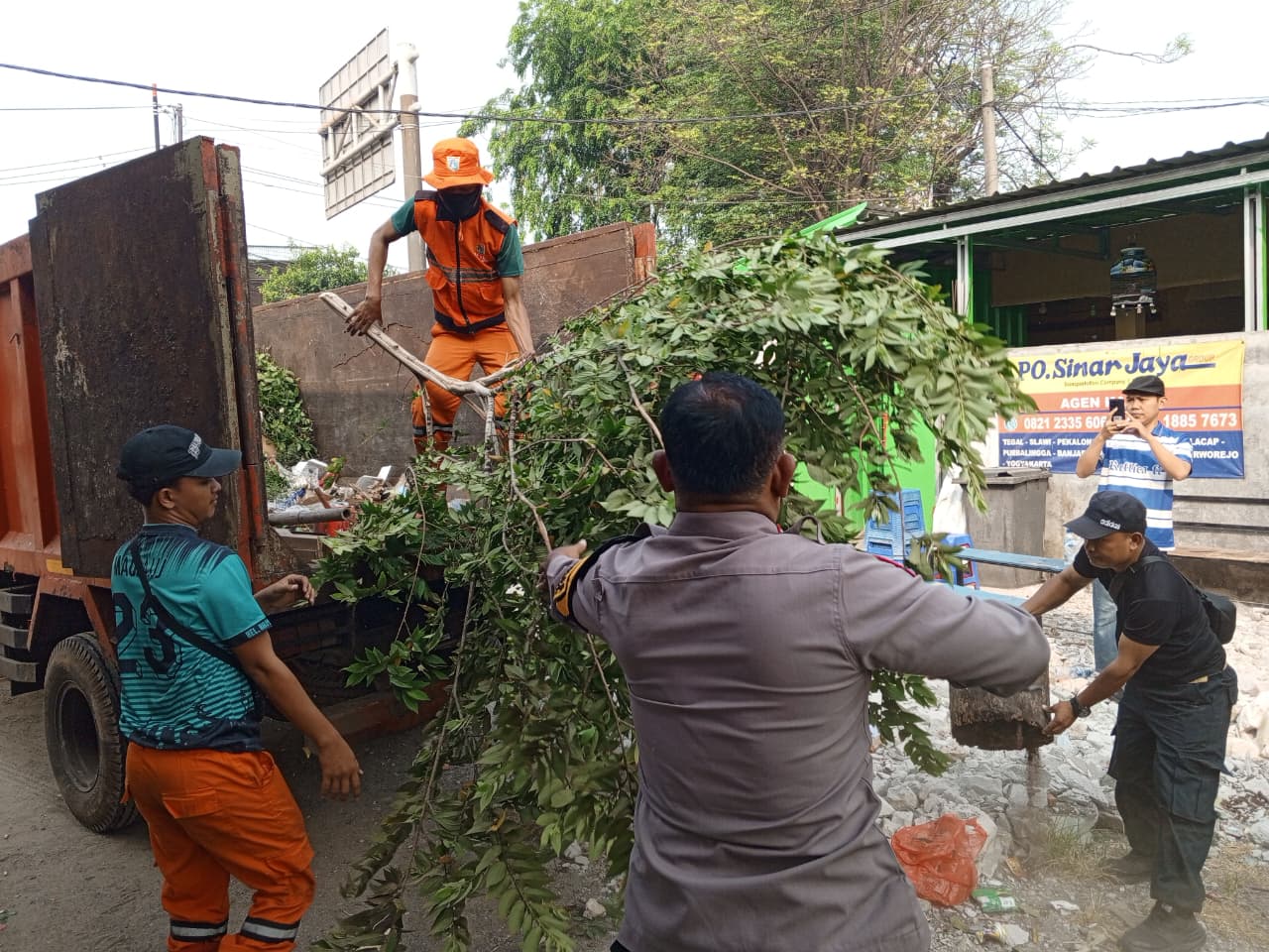 Gotong Royong Warga RW 02 Kamal Muara Perkuat Kepedulian Lingkungan, Kerja Bakti Digelar Bersama 4