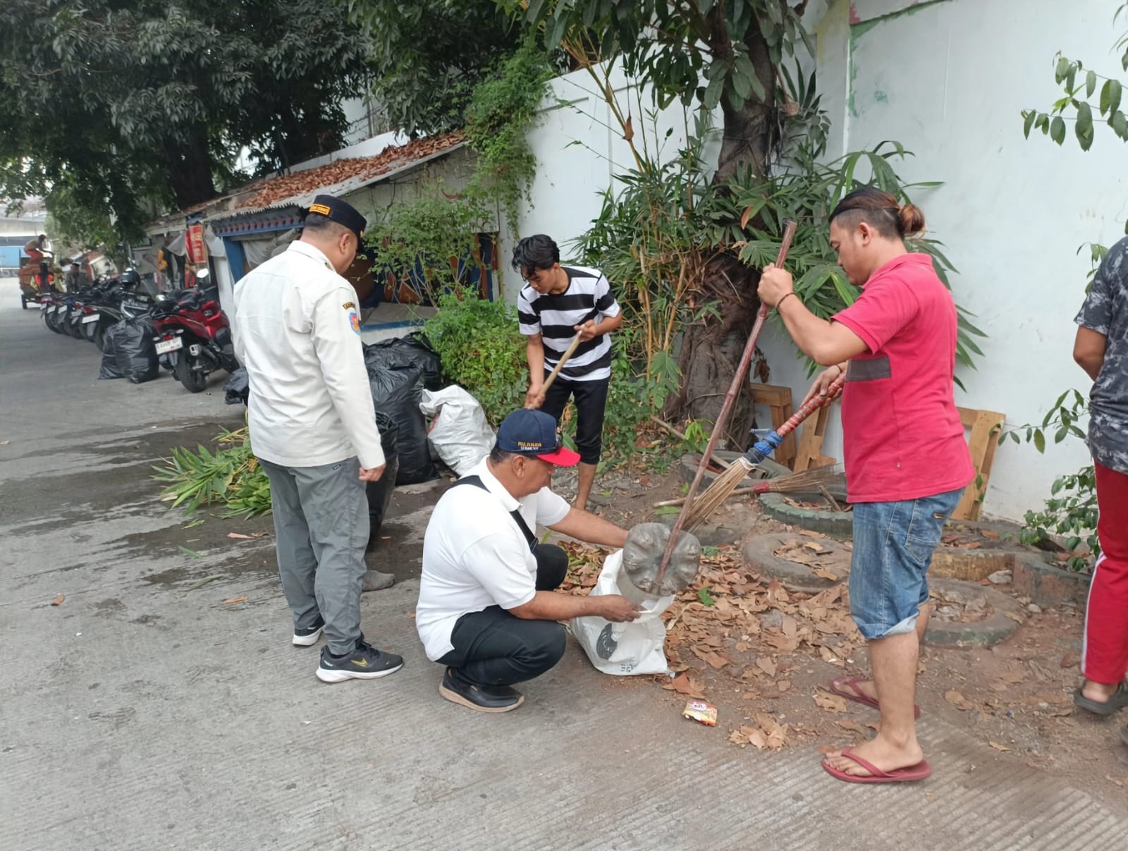 Kerja Bakti di RW 03 Kamal Muara Perkuat Gotong Royong, Wujudkan Lingkungan Bersih dan Sehat 4