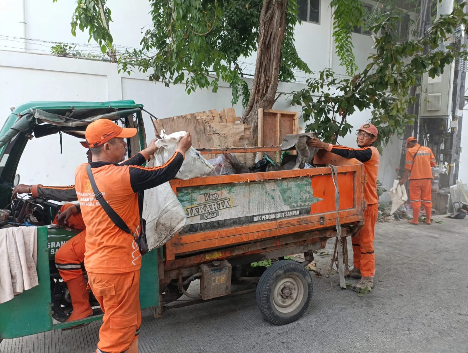 Kerja Bakti di RW 03 Kamal Muara Perkuat Gotong Royong, Wujudkan Lingkungan Bersih dan Sehat 5