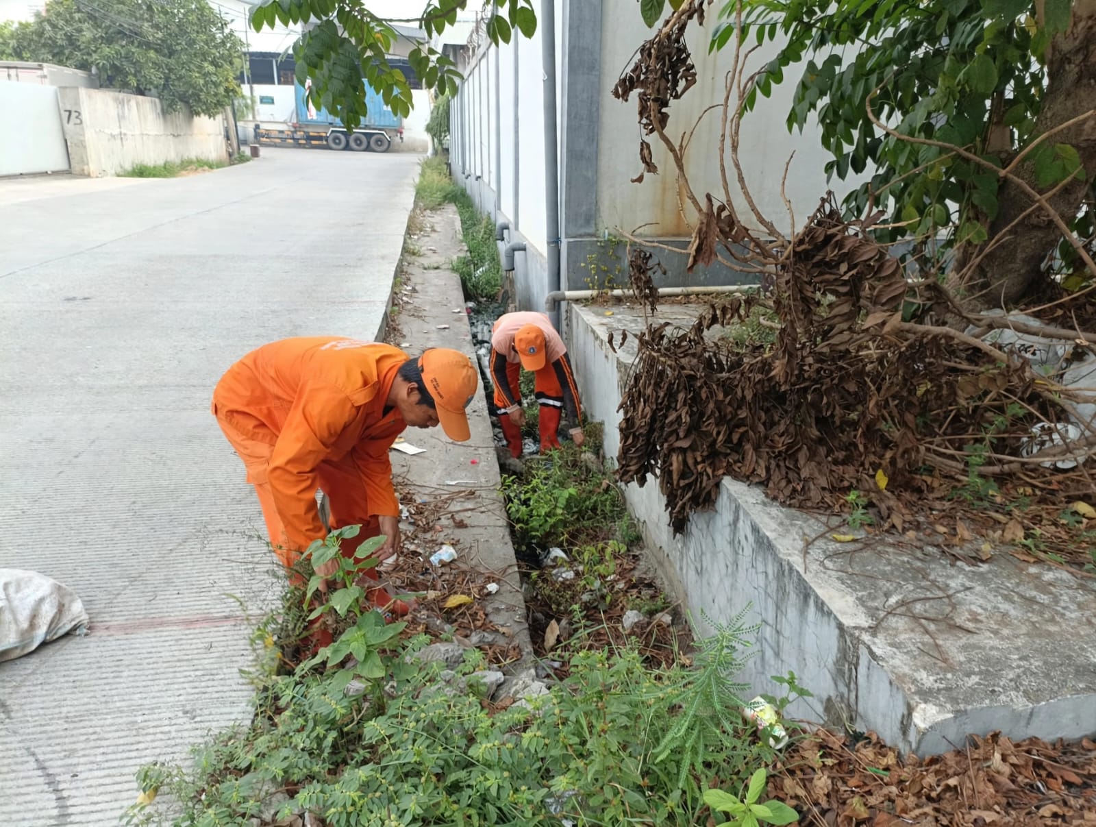 Kerja Bakti di RW 03 Kamal Muara Perkuat Gotong Royong, Wujudkan Lingkungan Bersih dan Sehat 1