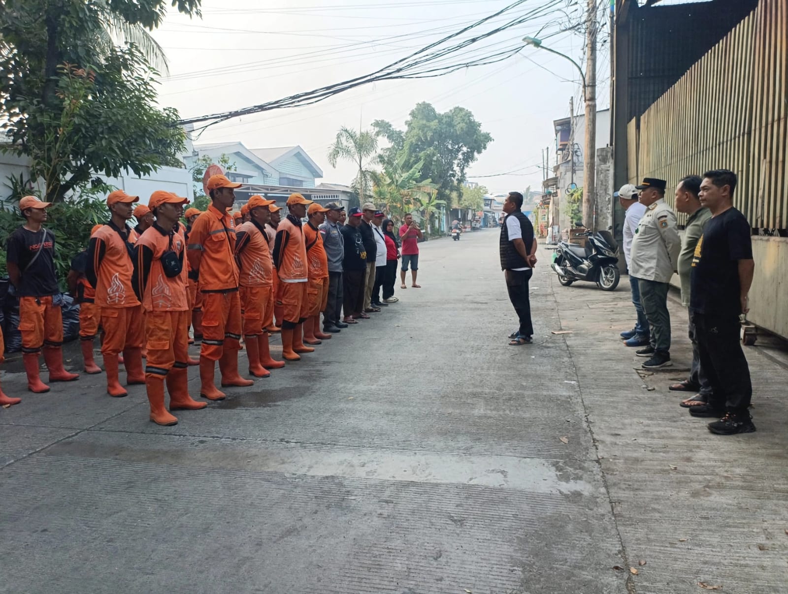 Kerja Bakti di RW 03 Kamal Muara Perkuat Gotong Royong, Wujudkan Lingkungan Bersih dan Sehat 3