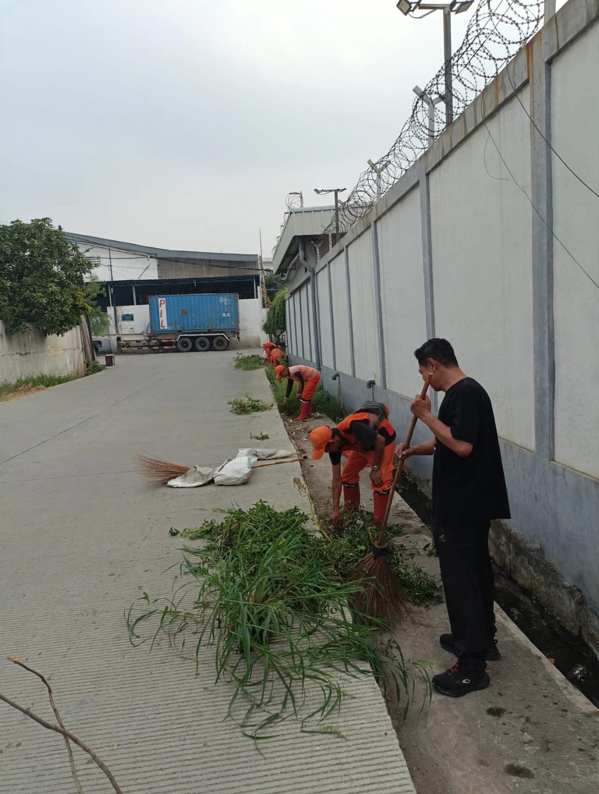 Kerja Bakti di RW 03 Kamal Muara Perkuat Gotong Royong, Wujudkan Lingkungan Bersih dan Sehat 6