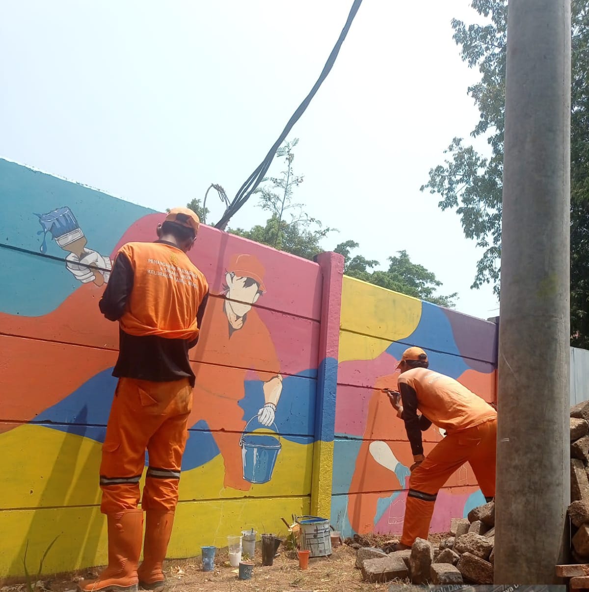 Percantik Kawasan Kolong Tol, Tim Mural PPSU Kamal Muara Lanjutkan Pembuatan Mural “I ❤️ KAMAL MUARA” 3