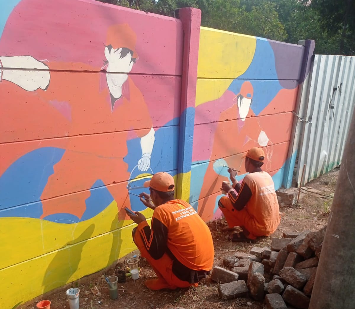 Percantik Kawasan Kolong Tol, Tim Mural PPSU Kamal Muara Lanjutkan Pembuatan Mural “I ❤️ KAMAL MUARA” 2