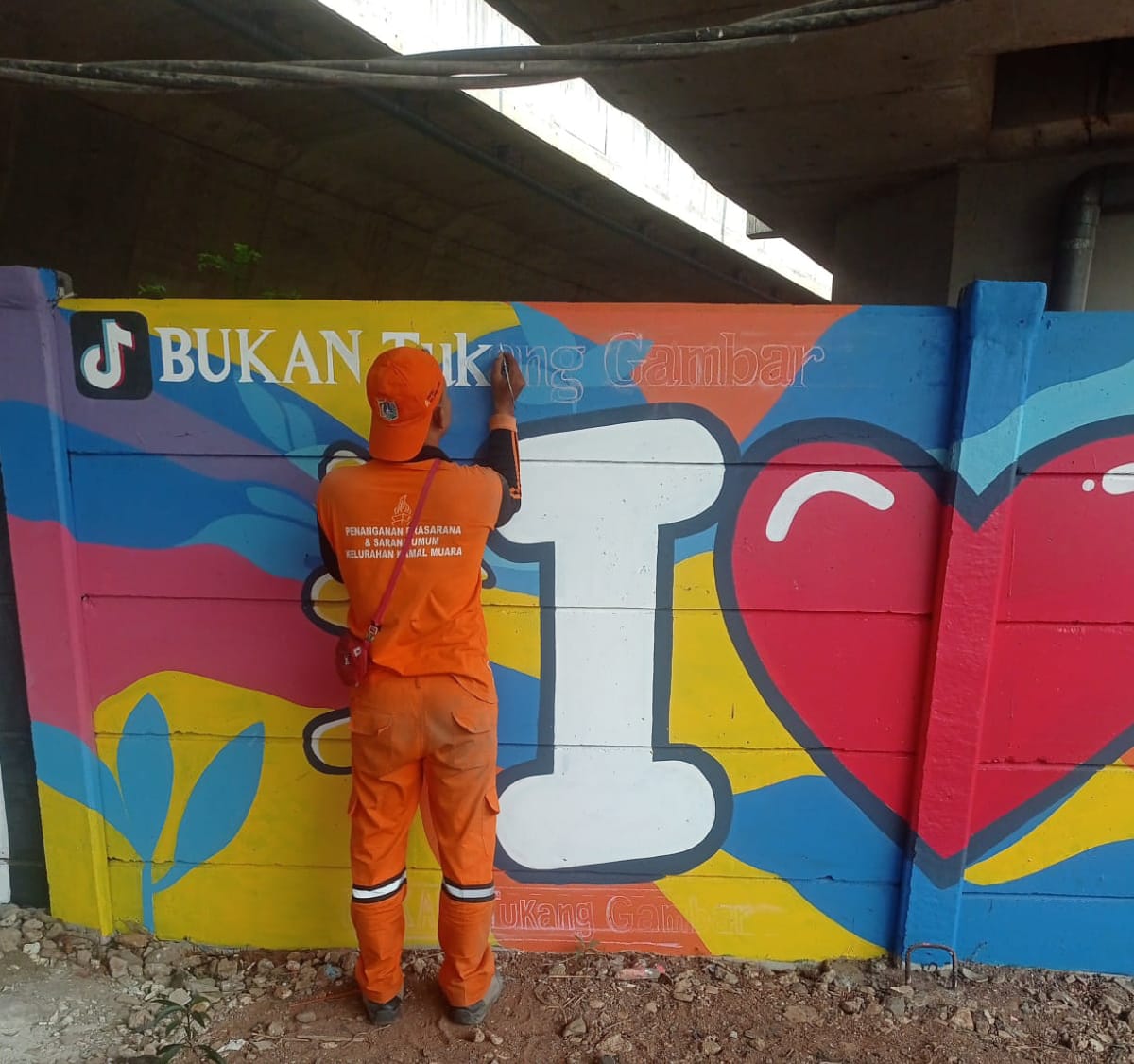 Percantik Kawasan Kolong Tol, Tim Mural PPSU Kamal Muara Lanjutkan Pembuatan Mural “I ❤️ KAMAL MUARA” 1