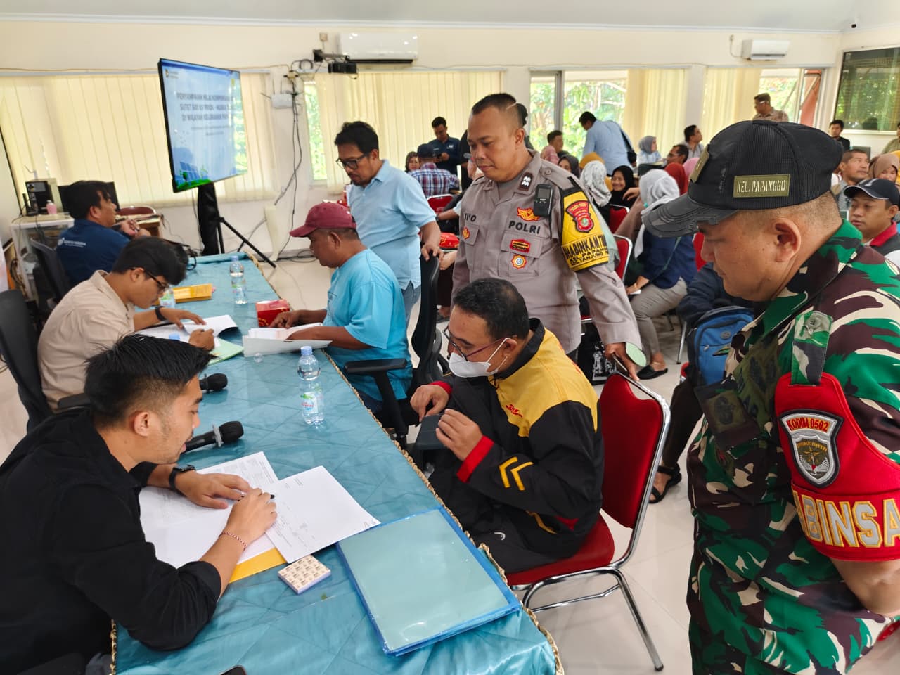 Penyampaian Nilai Kompensasi ROW SUTET 500 kV Priok–Muara Tawar kepada Warga RW 007 dan RW 008 Kelurahan Papanggo 5