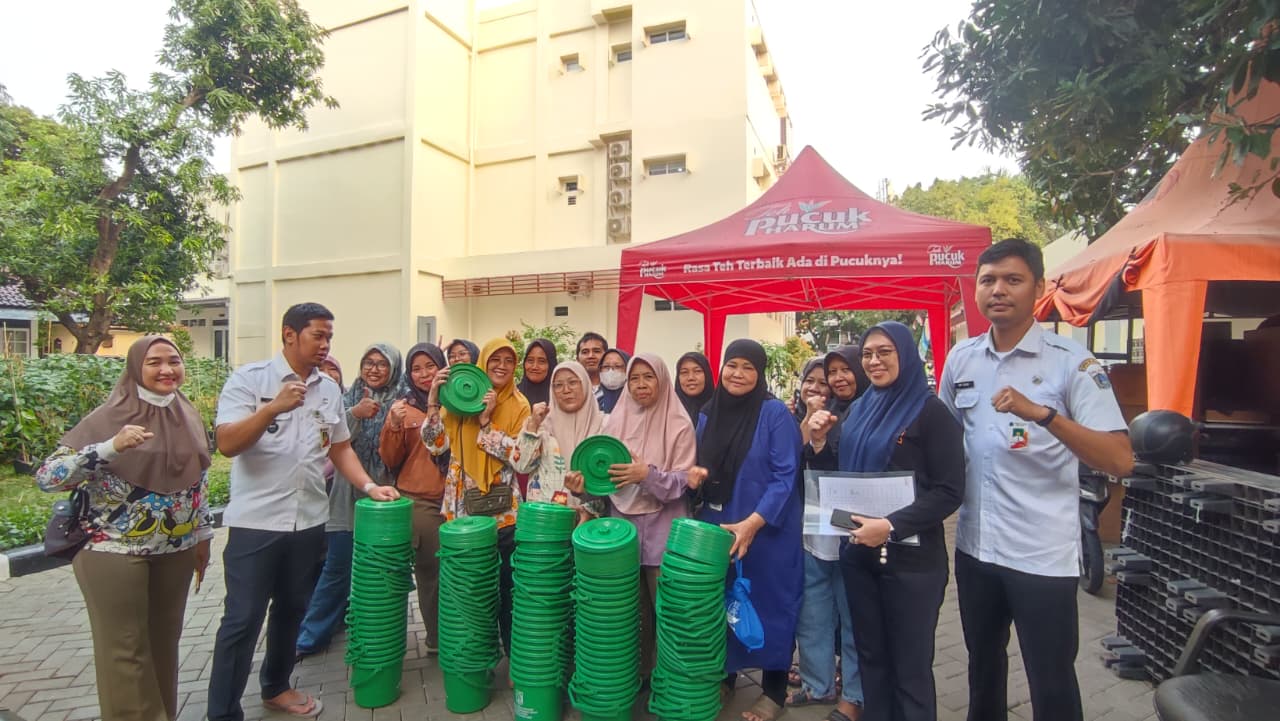 Kelurahan Sunter Jaya Bagikan Tempat Sampah Pilah kepada Kader Dasawisma 1