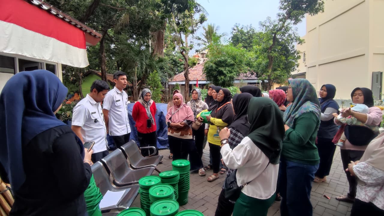 Kelurahan Sunter Jaya Bagikan Tempat Sampah Pilah kepada Kader Dasawisma 3
