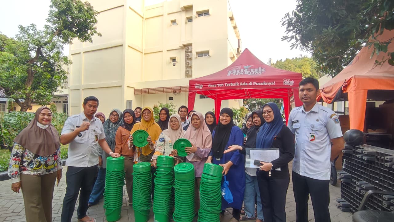Kelurahan Sunter Jaya Bagikan Tempat Sampah Pilah kepada Kader Dasawisma 5