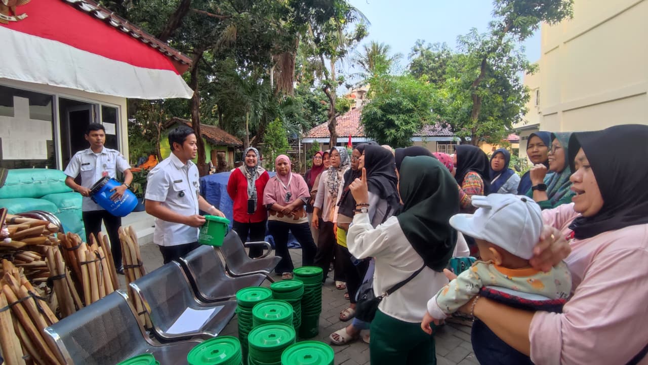 Kelurahan Sunter Jaya Bagikan Tempat Sampah Pilah kepada Kader Dasawisma 2