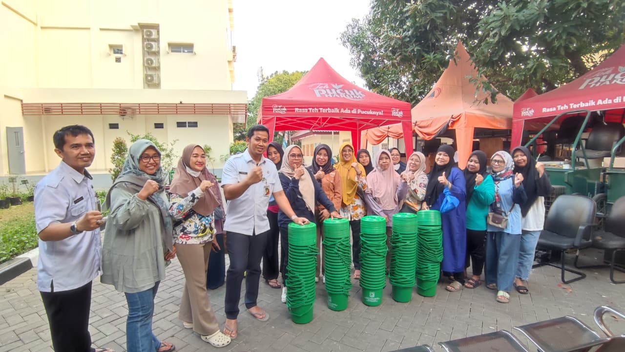 Kelurahan Sunter Jaya Bagikan Tempat Sampah Pilah kepada Kader Dasawisma 6