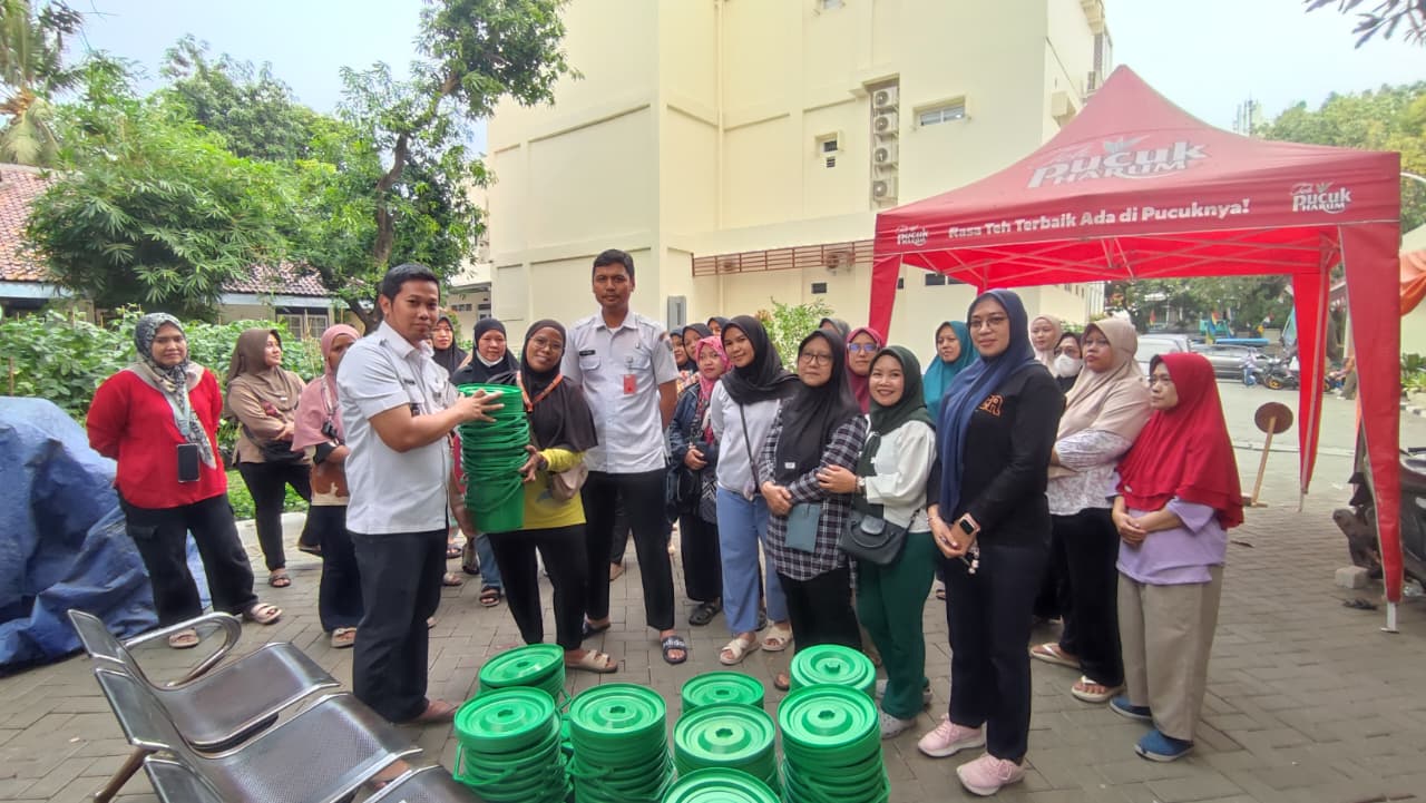 Kelurahan Sunter Jaya Bagikan Tempat Sampah Pilah kepada Kader Dasawisma 4