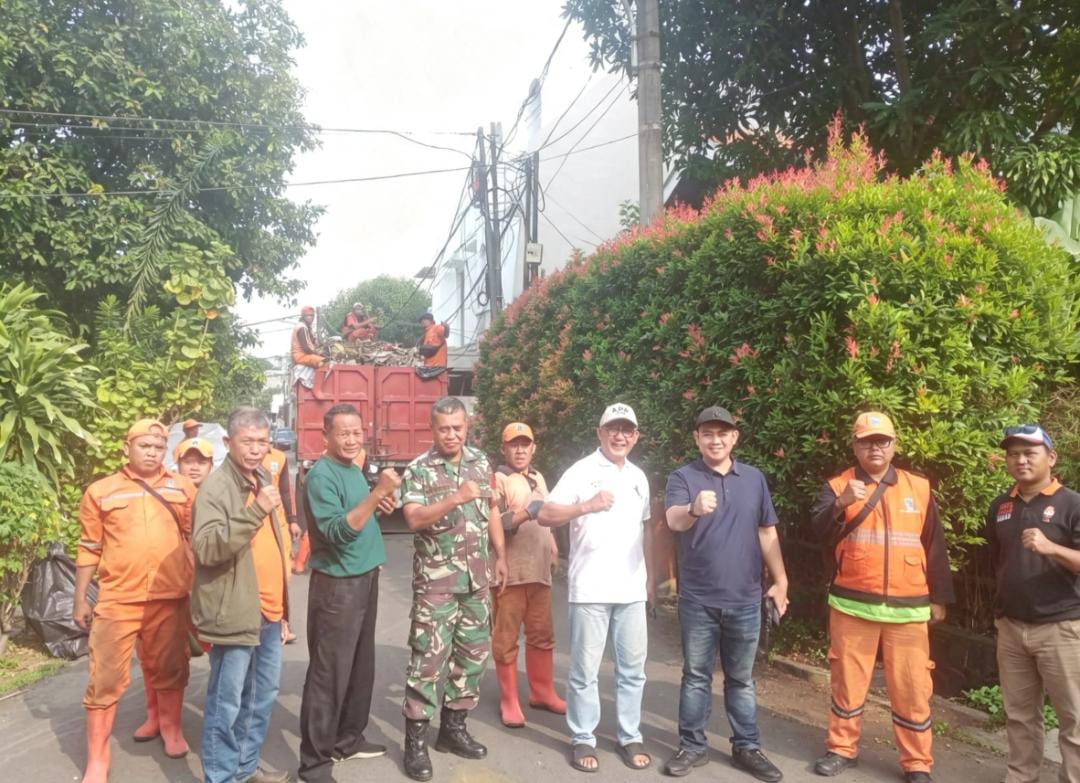 Pelaksanaan kegiatan Kerja Bakti Rutin di wilayah RW 015 Kelurahan Sunter Agung 2