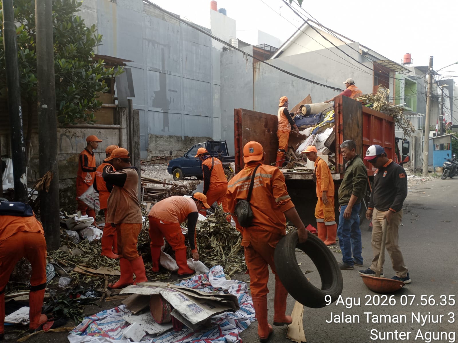 Pelaksanaan kegiatan Kerja Bakti Rutin di wilayah RW 015 Kelurahan Sunter Agung 1