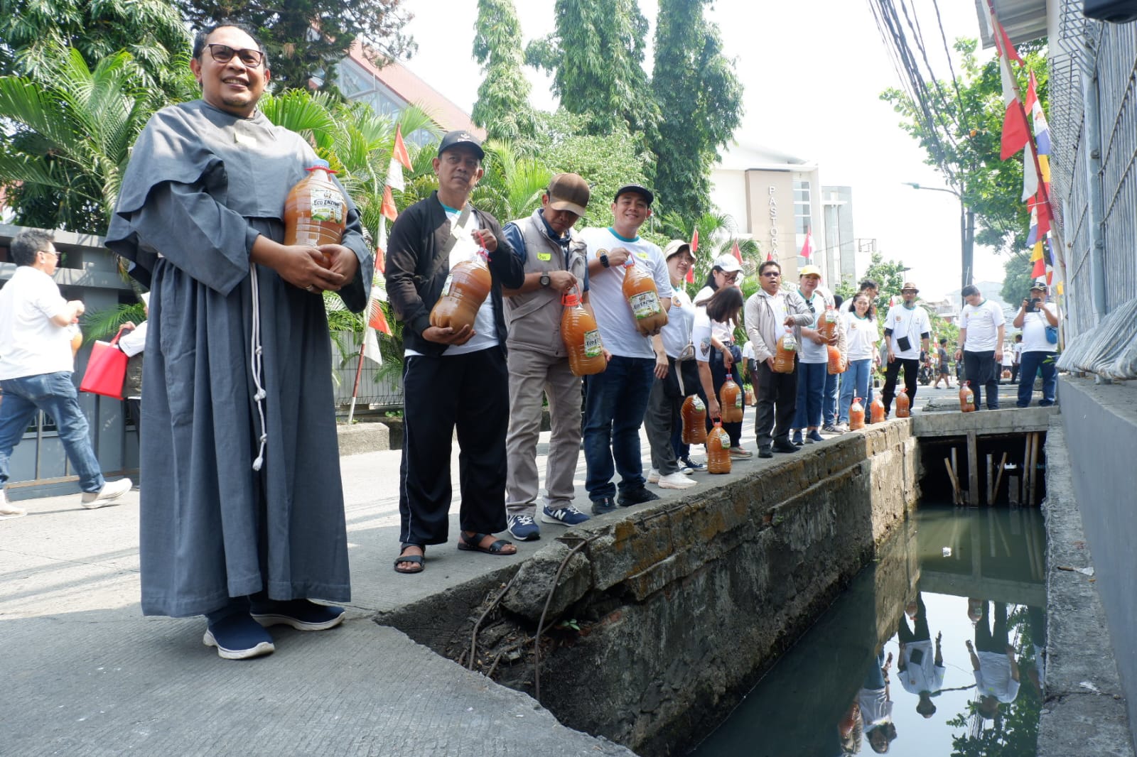 Penuangan Eco Enzym di saluran 1