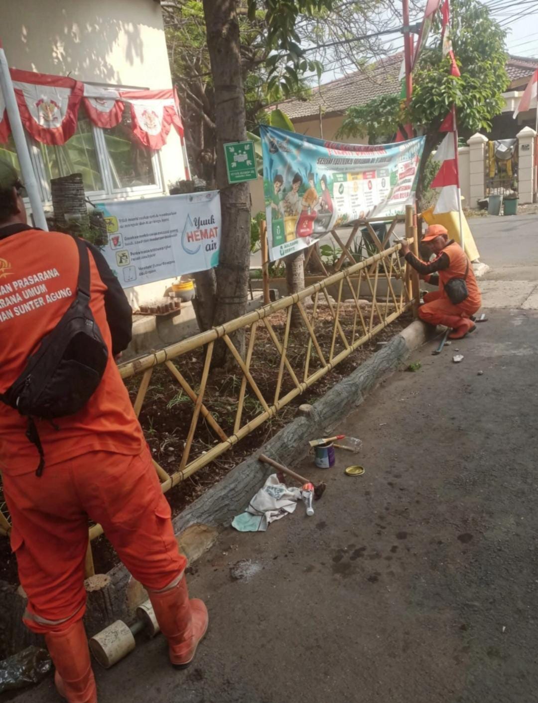 Pembuatan pagar dan perawatan Taman Sekretariat RW 016 Kelurahan Sunter Agung 2