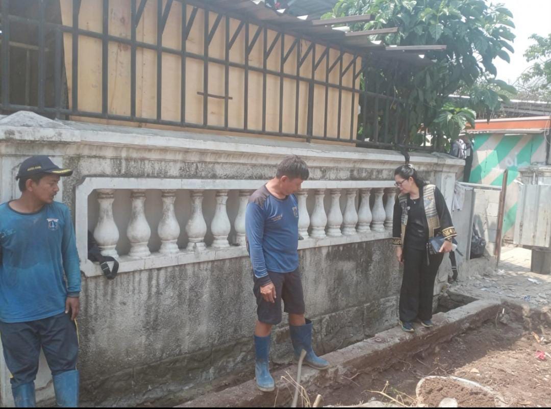 Pekerjaan perluasan saluran oleh Tim SDA di RW 06 Kelurahan Sunter Agung 1